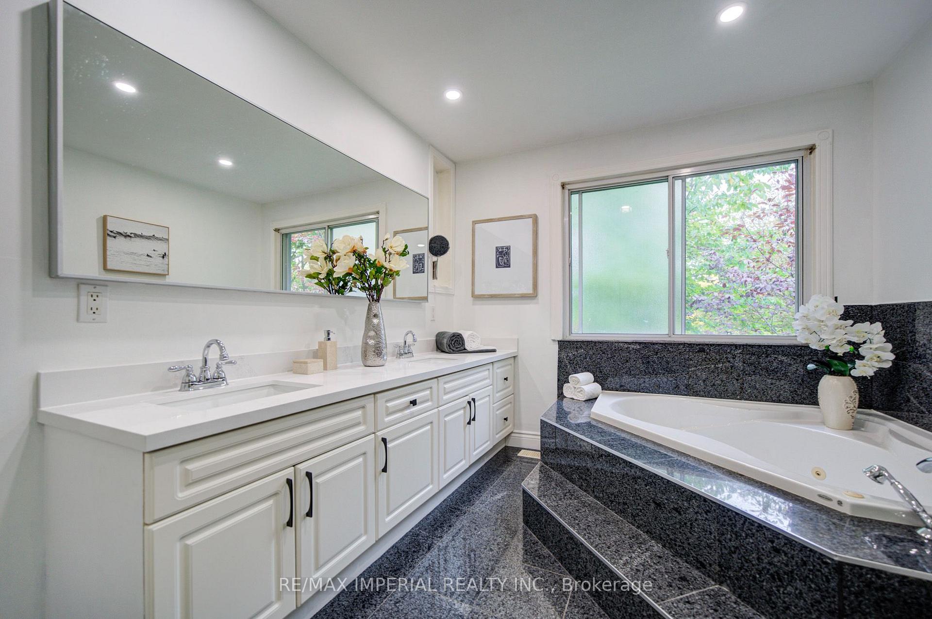 Photo 20 of 19 Penwick Crescent, Richmond Hill, North Richvale — HOMEH