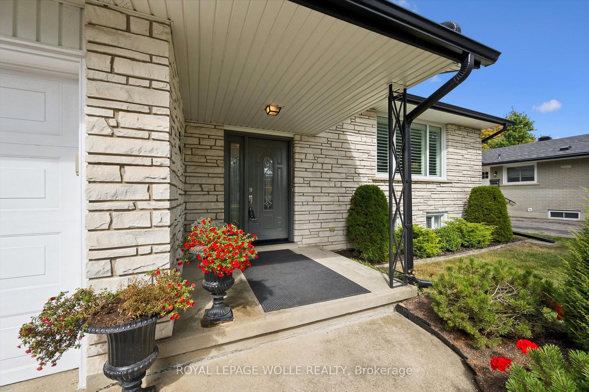 Photo 4 of 62 Gibson Drive, Kitchener, Heritage Park - Kitchener — HOMEH