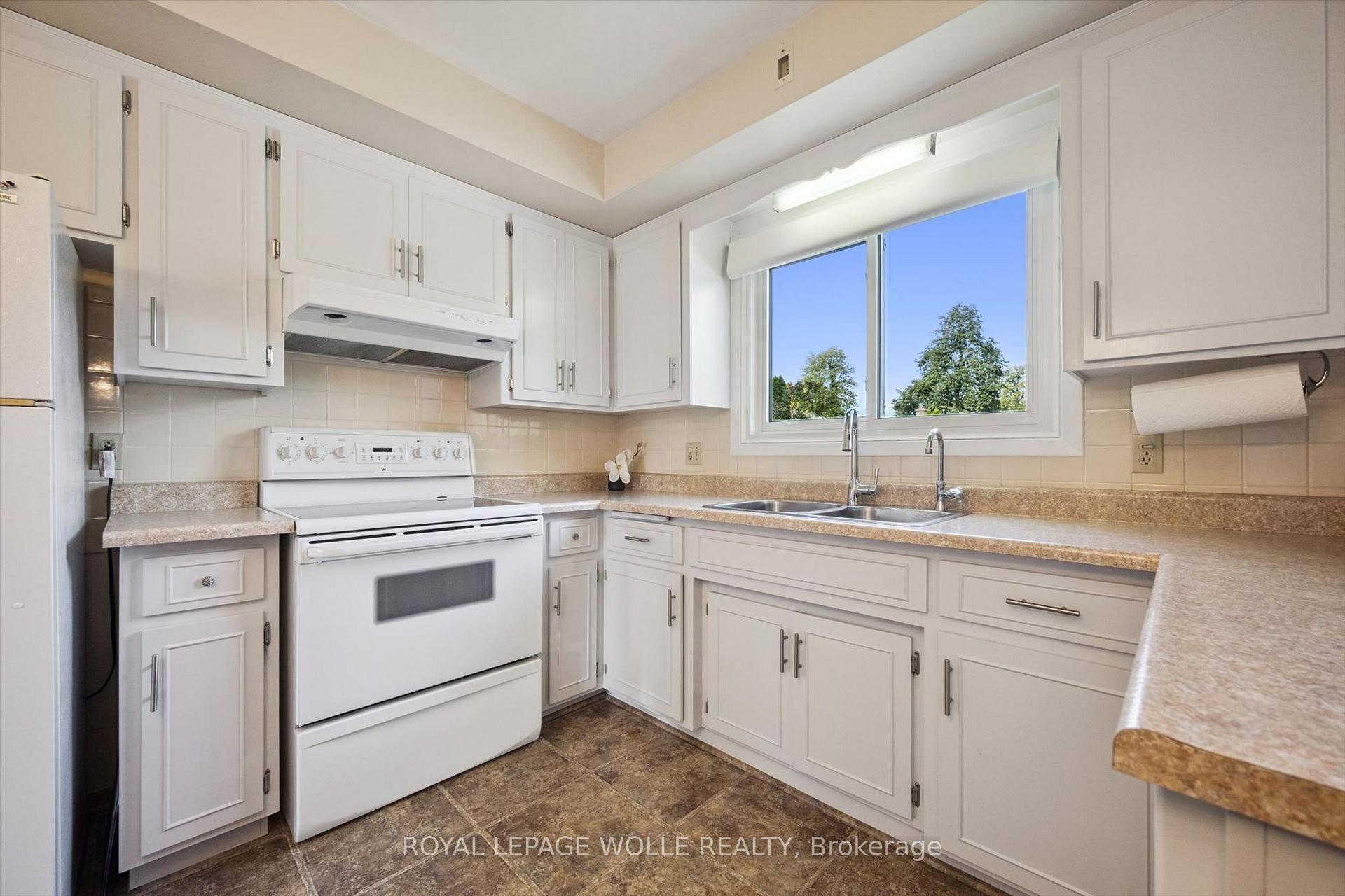 Photo 17 of 62 Gibson Drive, Kitchener, Heritage Park - Kitchener — HOMEH