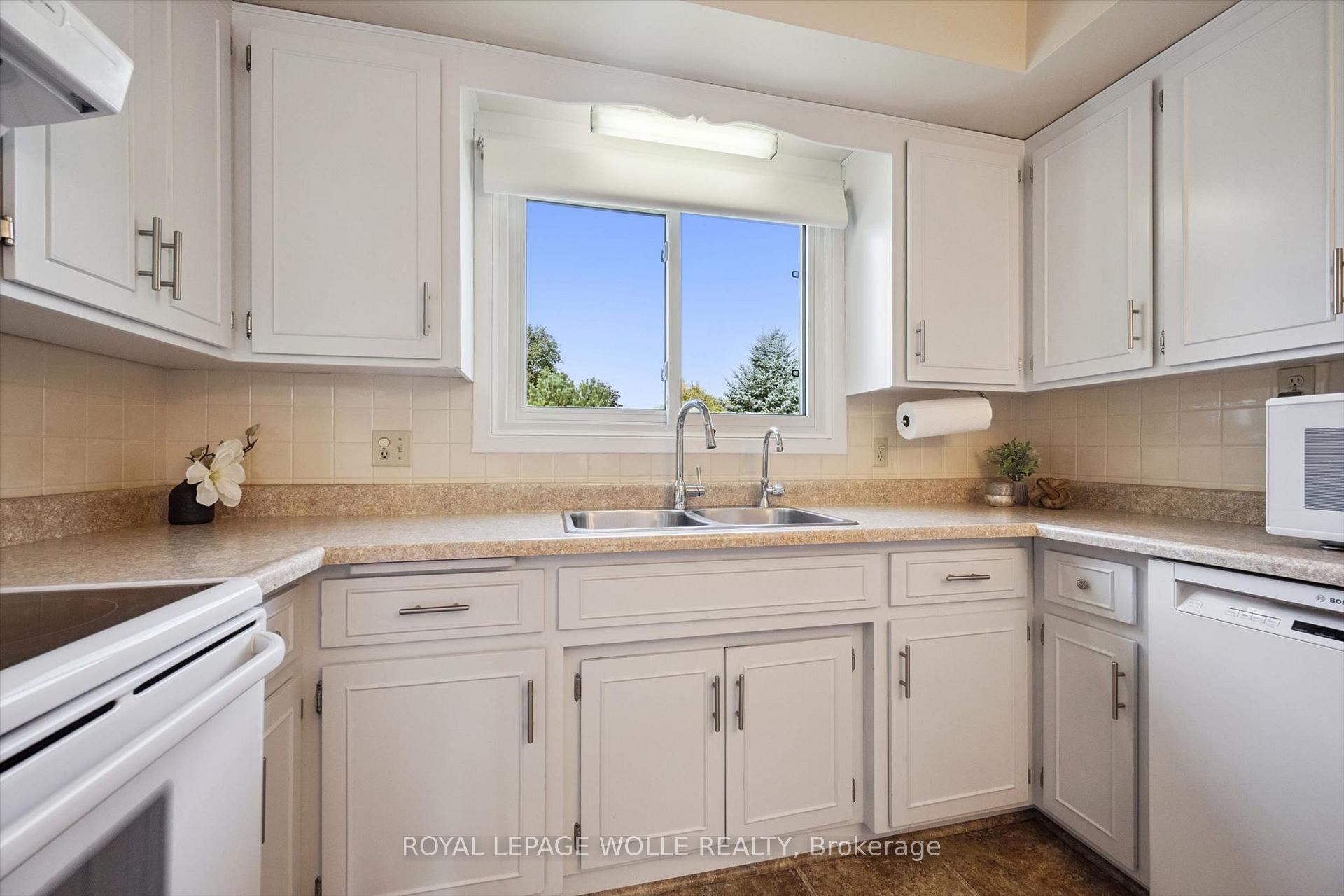 Photo 18 of 62 Gibson Drive, Kitchener, Heritage Park - Kitchener — HOMEH