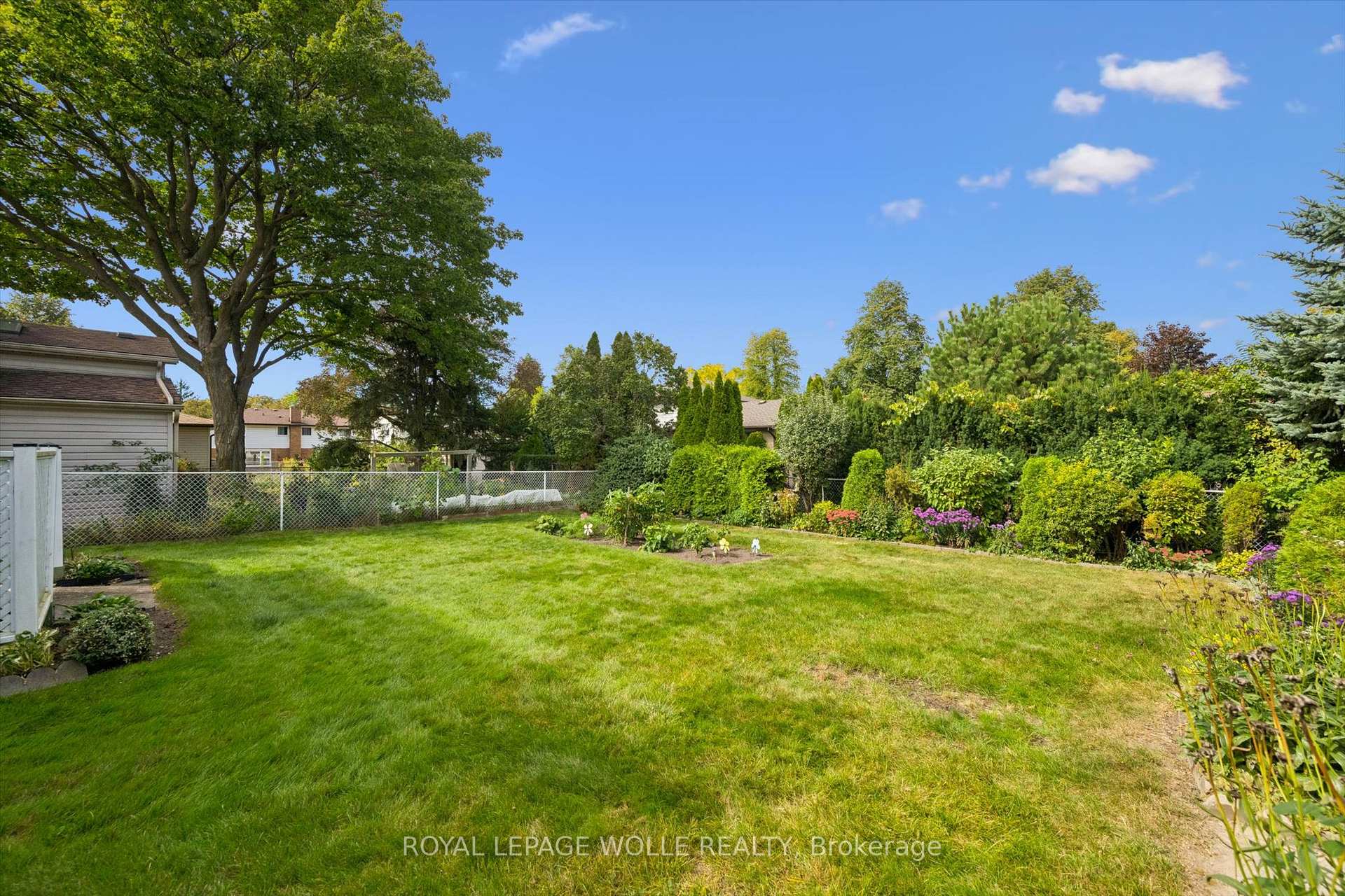 Photo 37 of 62 Gibson Drive, Kitchener, Heritage Park - Kitchener — HOMEH