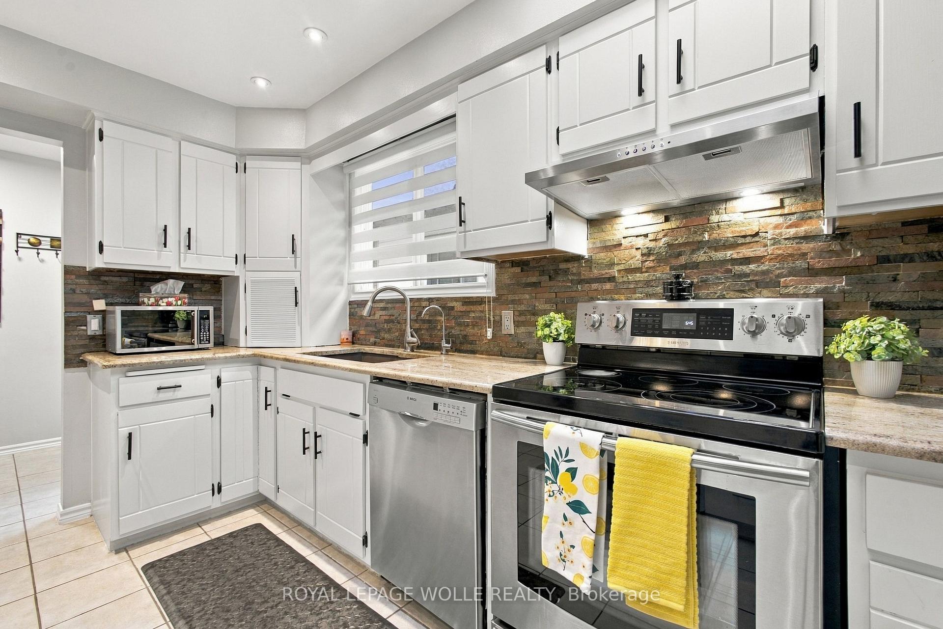 Photo 14 of 802 Strasburg Road, Kitchener, Country Hills — HOMEH