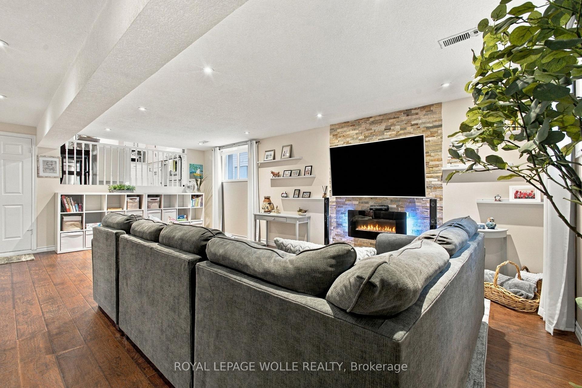 Photo 25 of 802 Strasburg Road, Kitchener, Country Hills — HOMEH