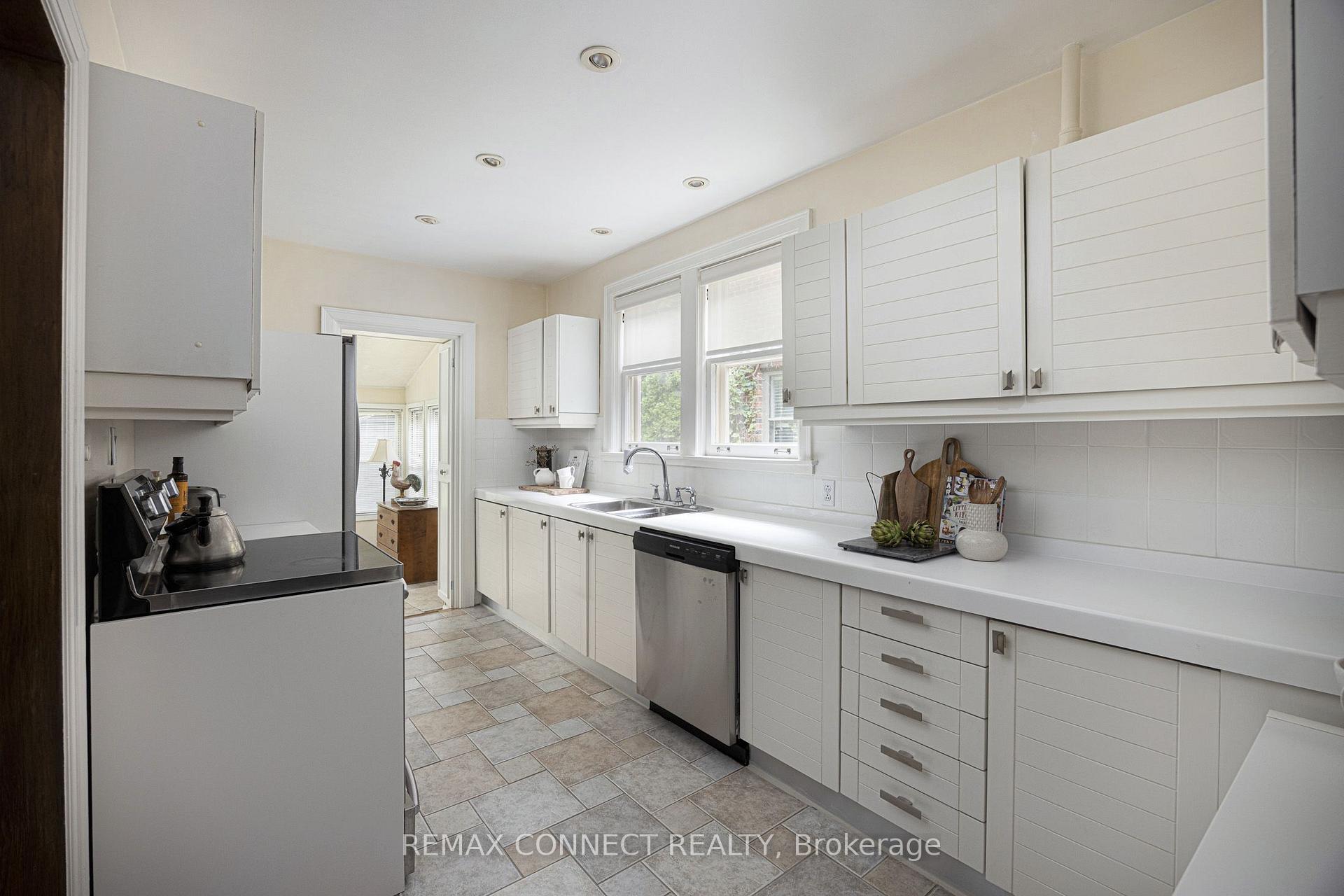 Photo 13 of 22 Belvedere Boulevard, Etobicoke, Kingsway South — HOMEH