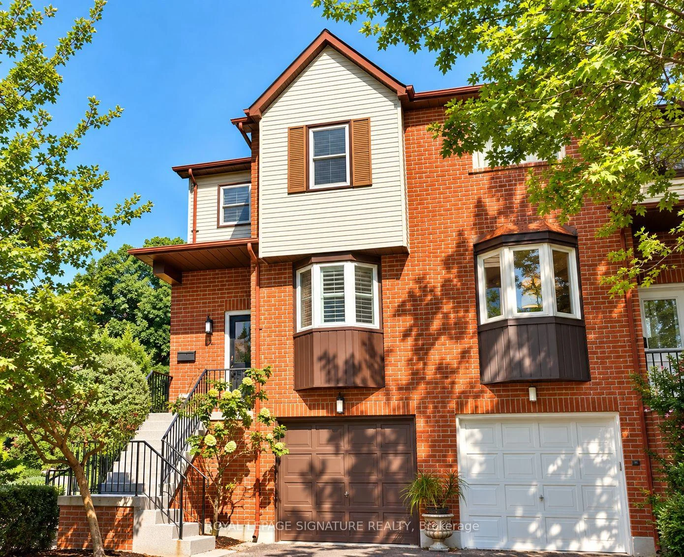 Photo 3 of 27 Normandy Place, Oakville, Central — HOMEH