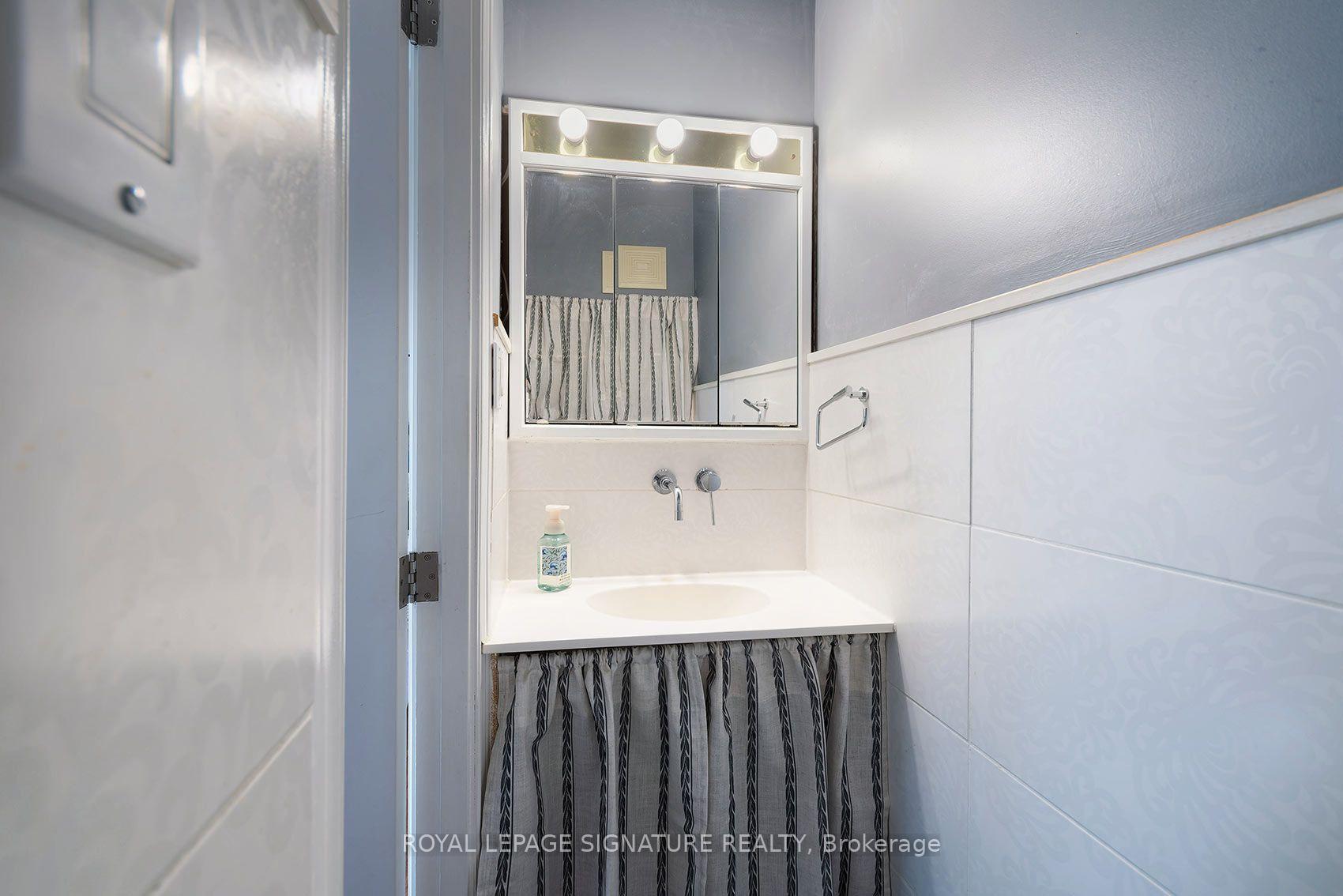 Photo 16 of 11 Koos Road, Etobicoke, Markland Wood — HOMEH