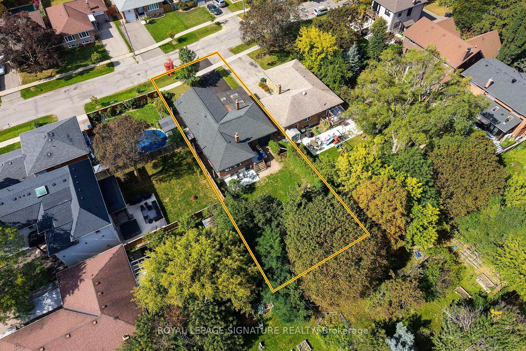 Photo 39 of 11 Koos Road, Etobicoke, Markland Wood — HOMEH