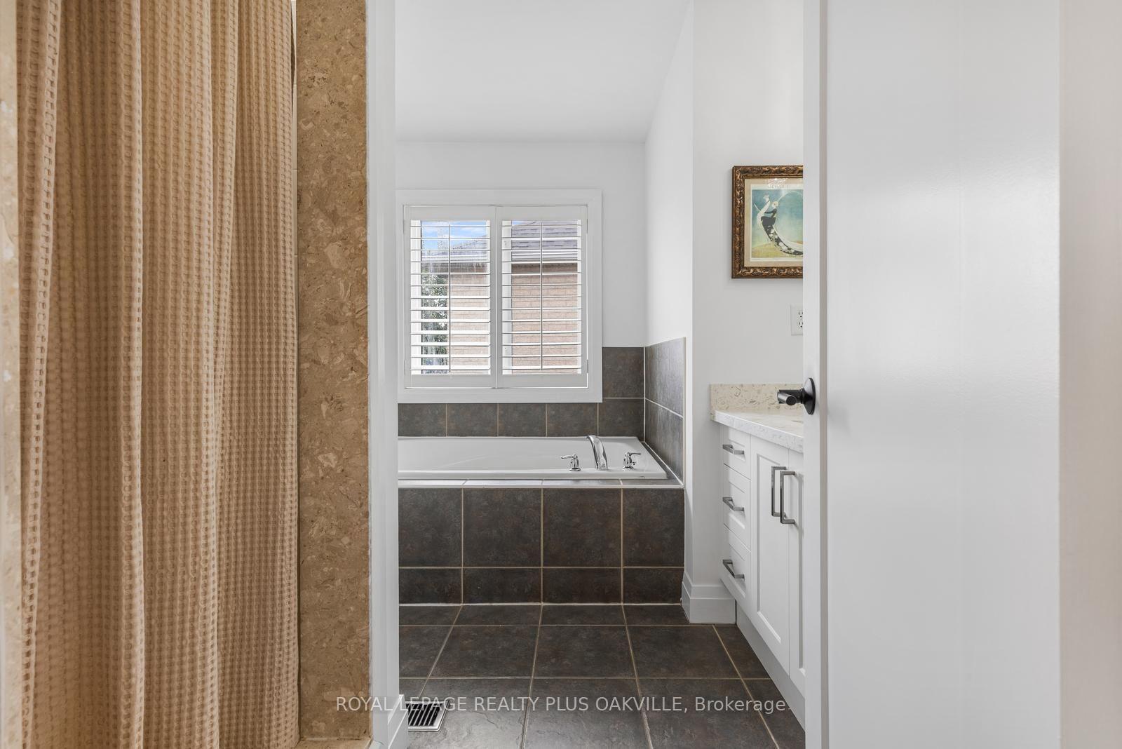 Photo 21 of 3119 Hedges Drive, Burlington, Alton — HOMEH