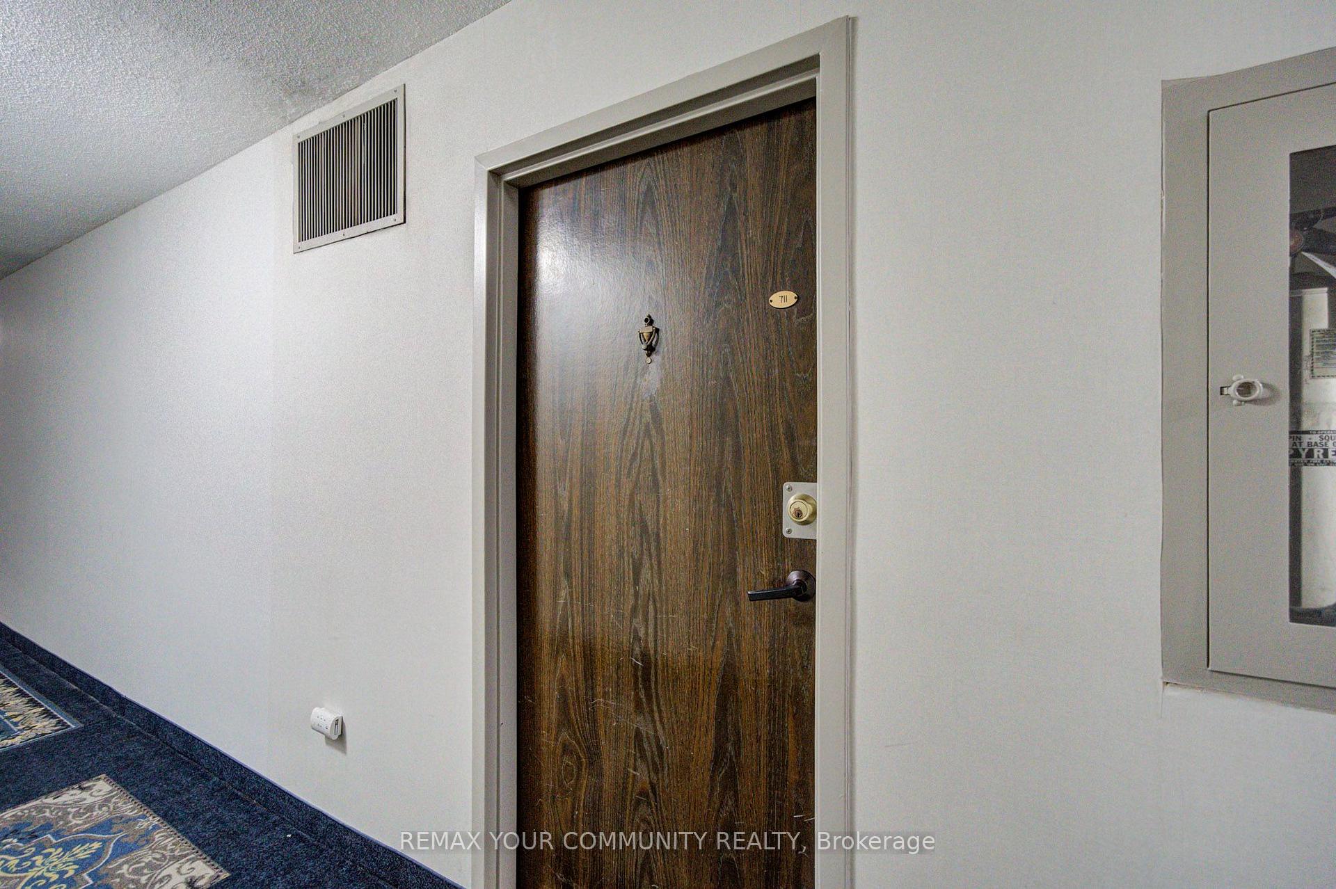 Photo 5 of Unit 711, 19 Four Winds Drive, North York, York University Heights — HOMEH