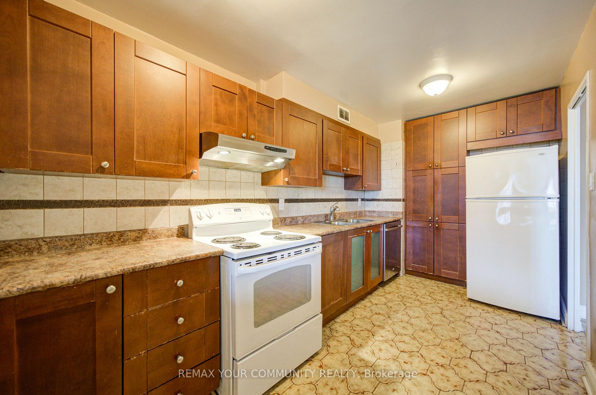 Photo 13 of Unit 711, 19 Four Winds Drive, North York, York University Heights — HOMEH