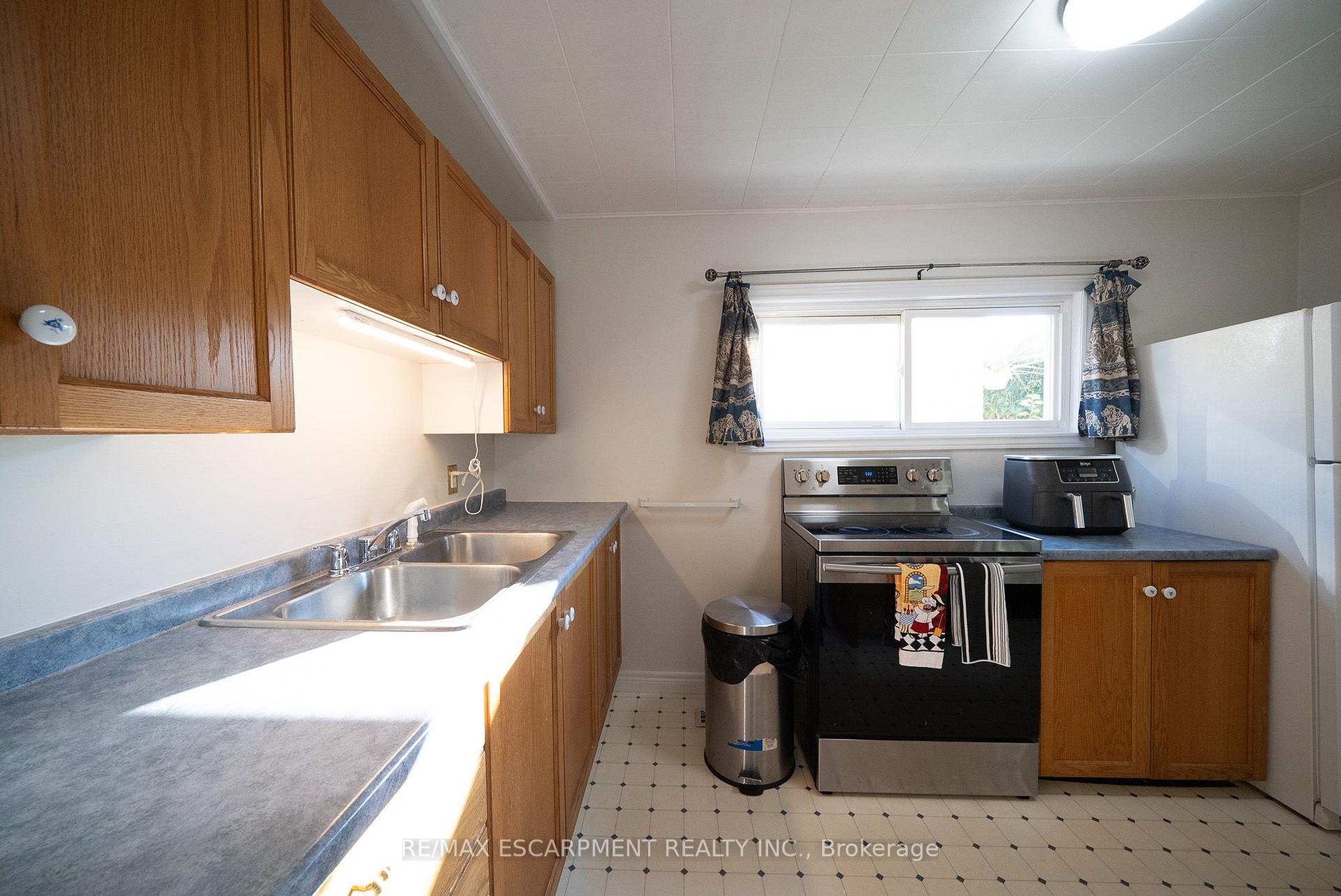 Photo 7 of 89 Salisbury Avenue, Brantford, Eagle Place — HOMEH