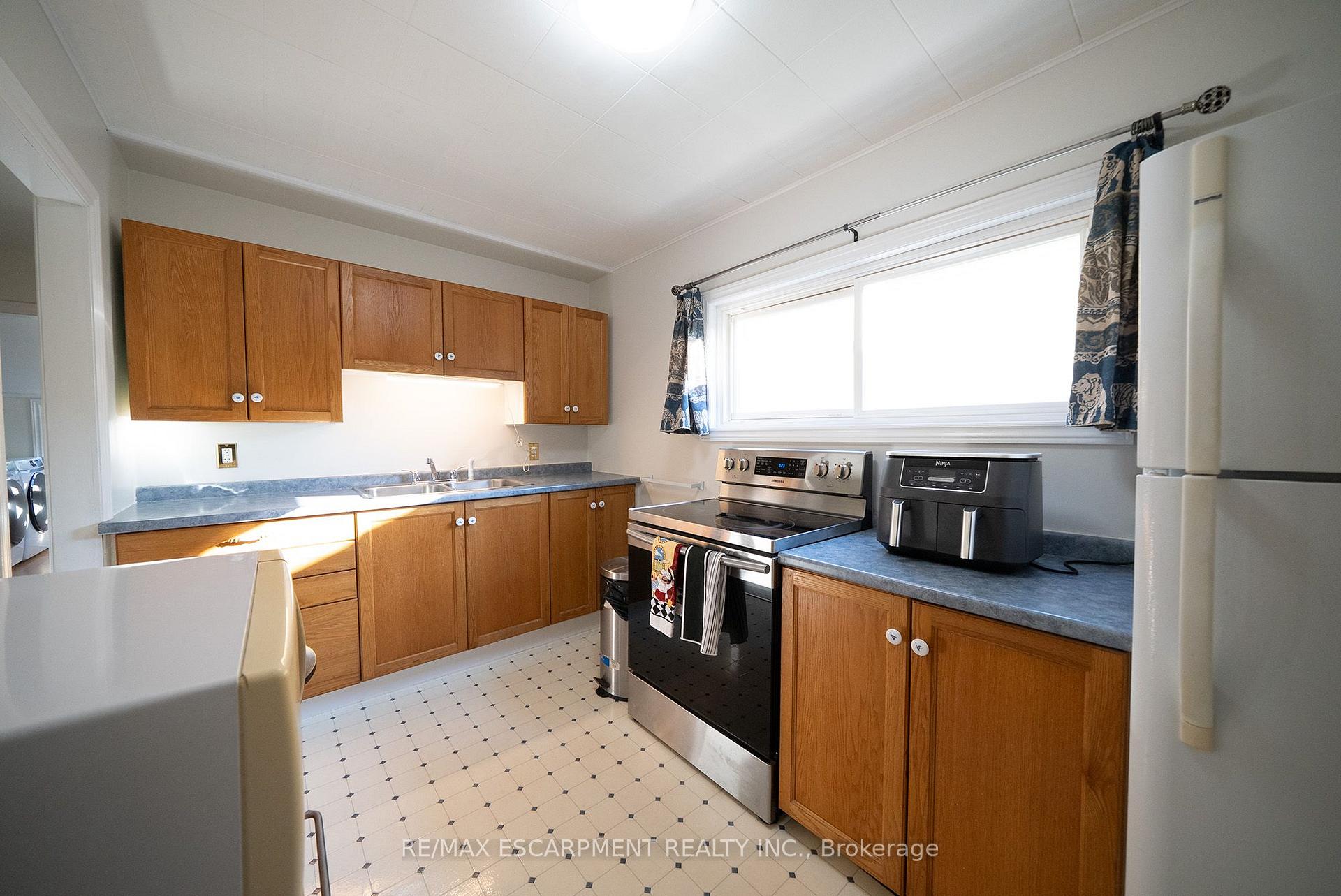 Photo 8 of 89 Salisbury Avenue, Brantford, Eagle Place — HOMEH