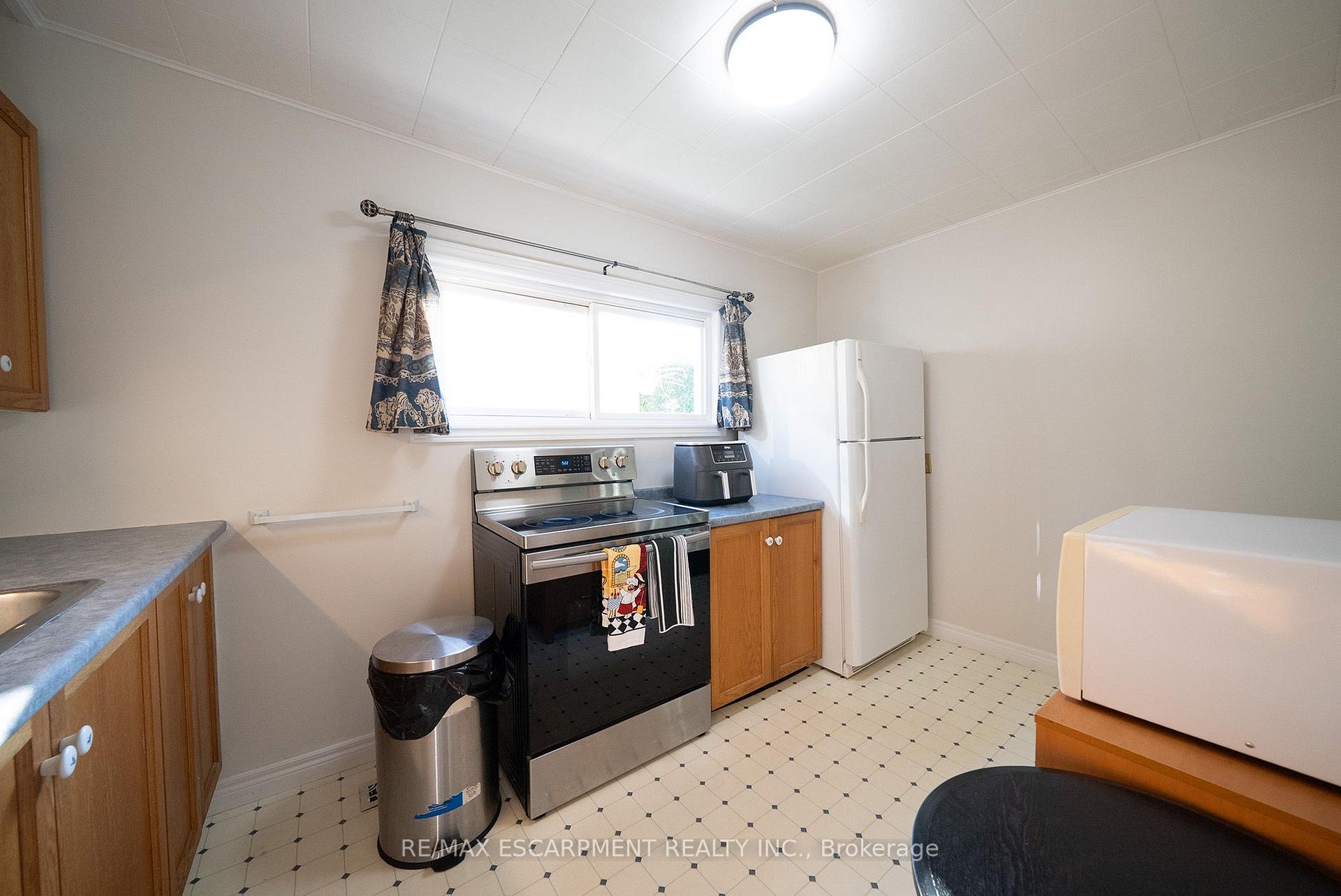 Photo 9 of 89 Salisbury Avenue, Brantford, Eagle Place — HOMEH