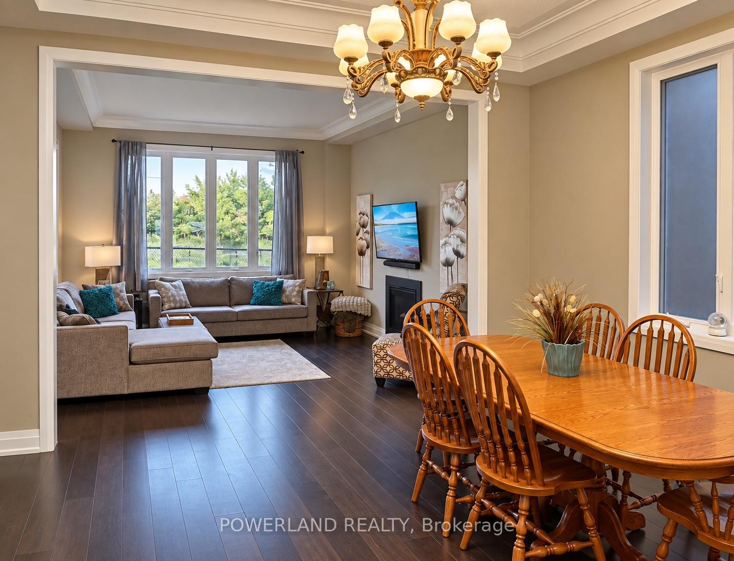 Photo 2 of 9 Cyprus Glen, East Gwillimbury, Holland Landing — HOMEH