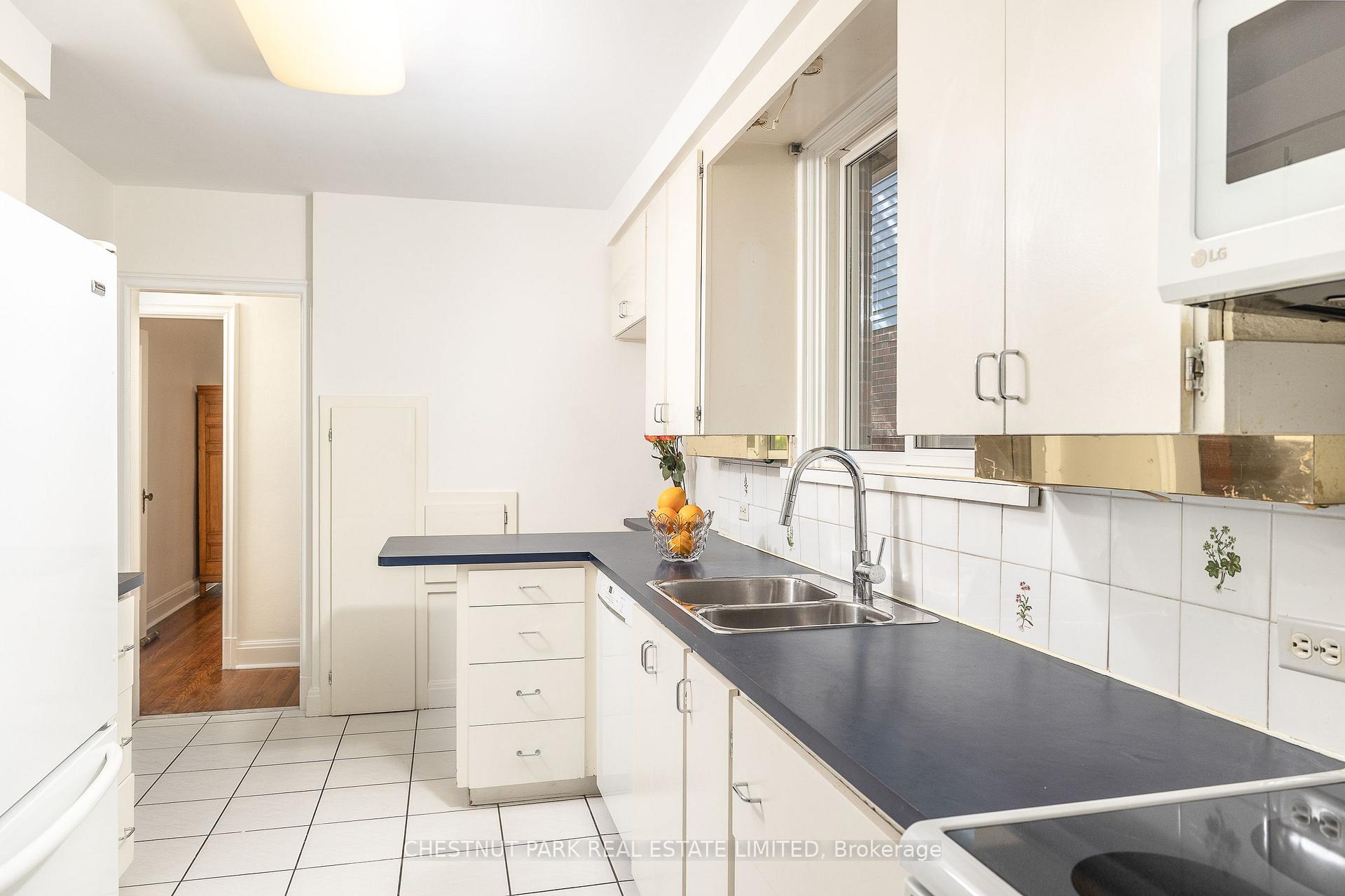 Photo 8 of 101 Southvale Drive, Toronto, Leaside — HOMEH