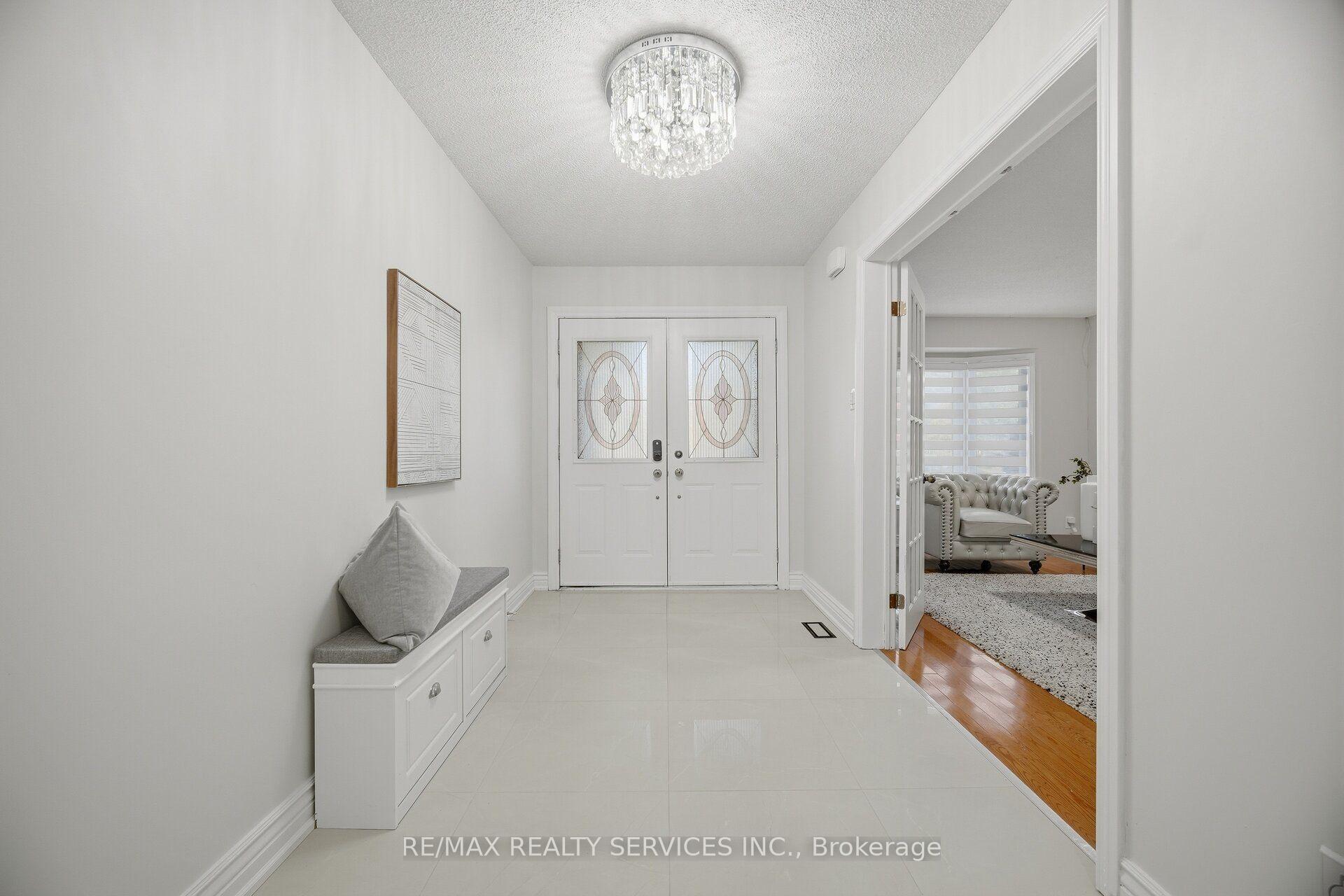 Photo 6 of 28 Corkett Drive, Brampton, Northwood Park — HOMEH