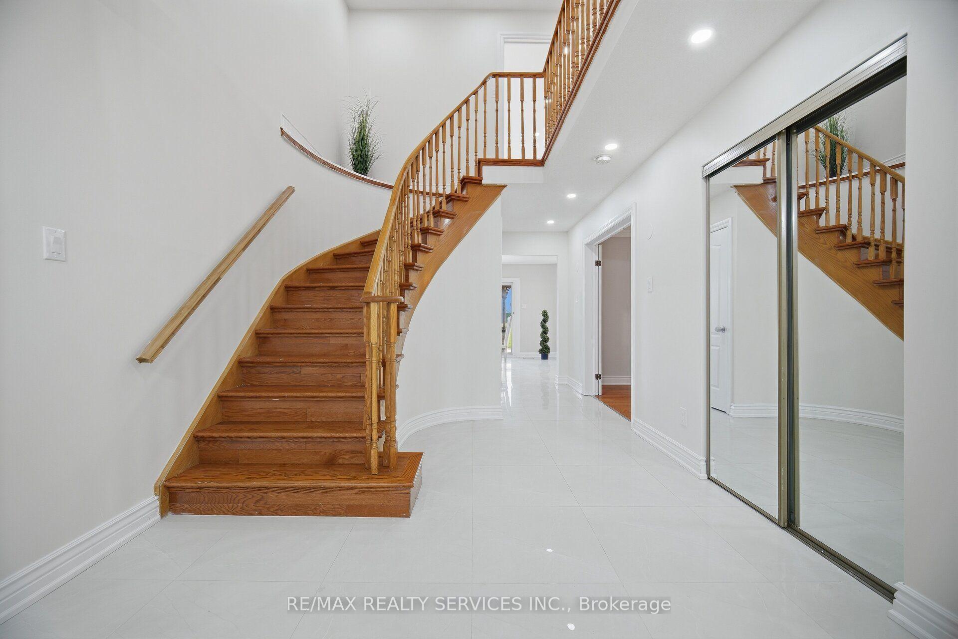 Photo 9 of 28 Corkett Drive, Brampton, Northwood Park — HOMEH