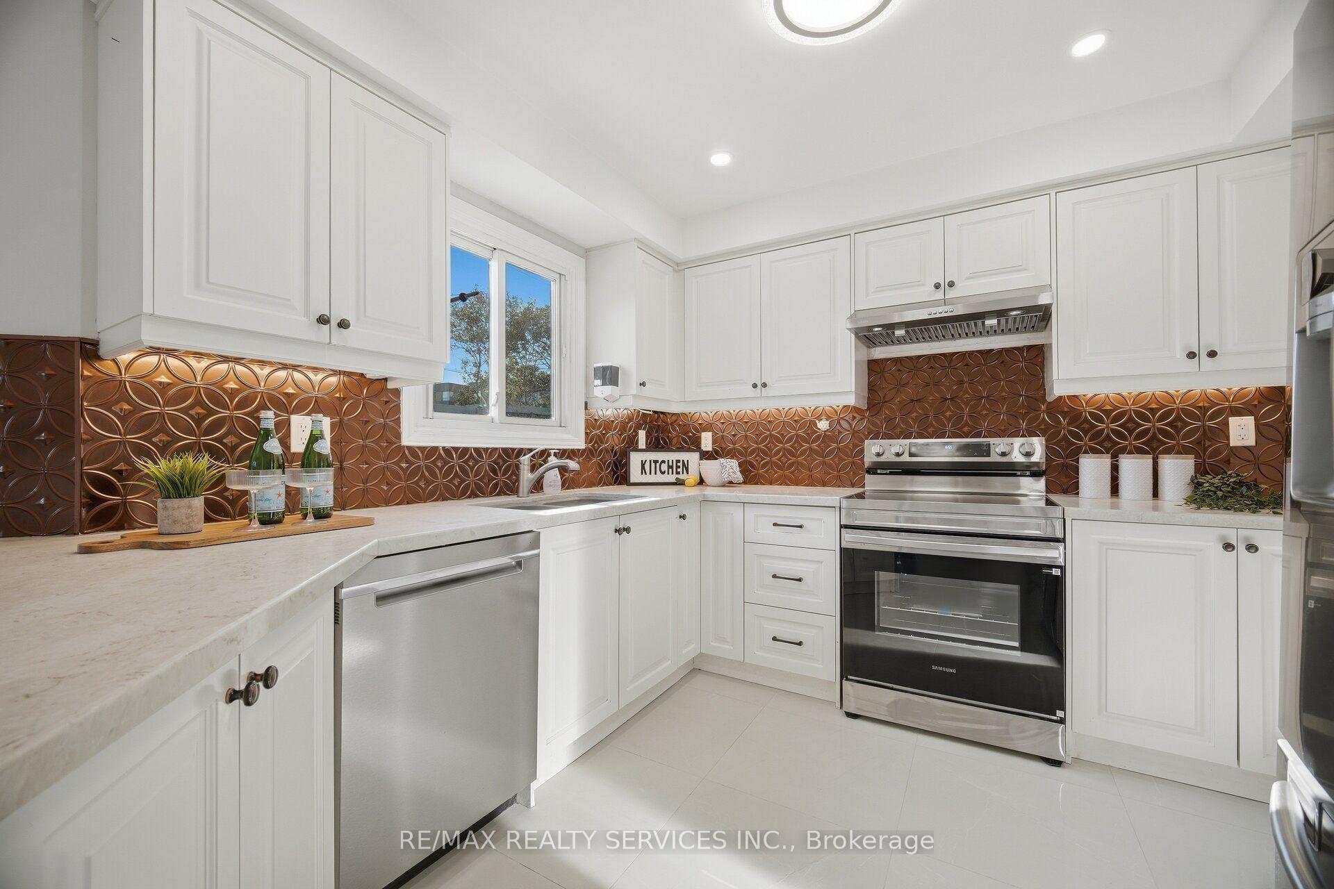 Photo 15 of 28 Corkett Drive, Brampton, Northwood Park — HOMEH