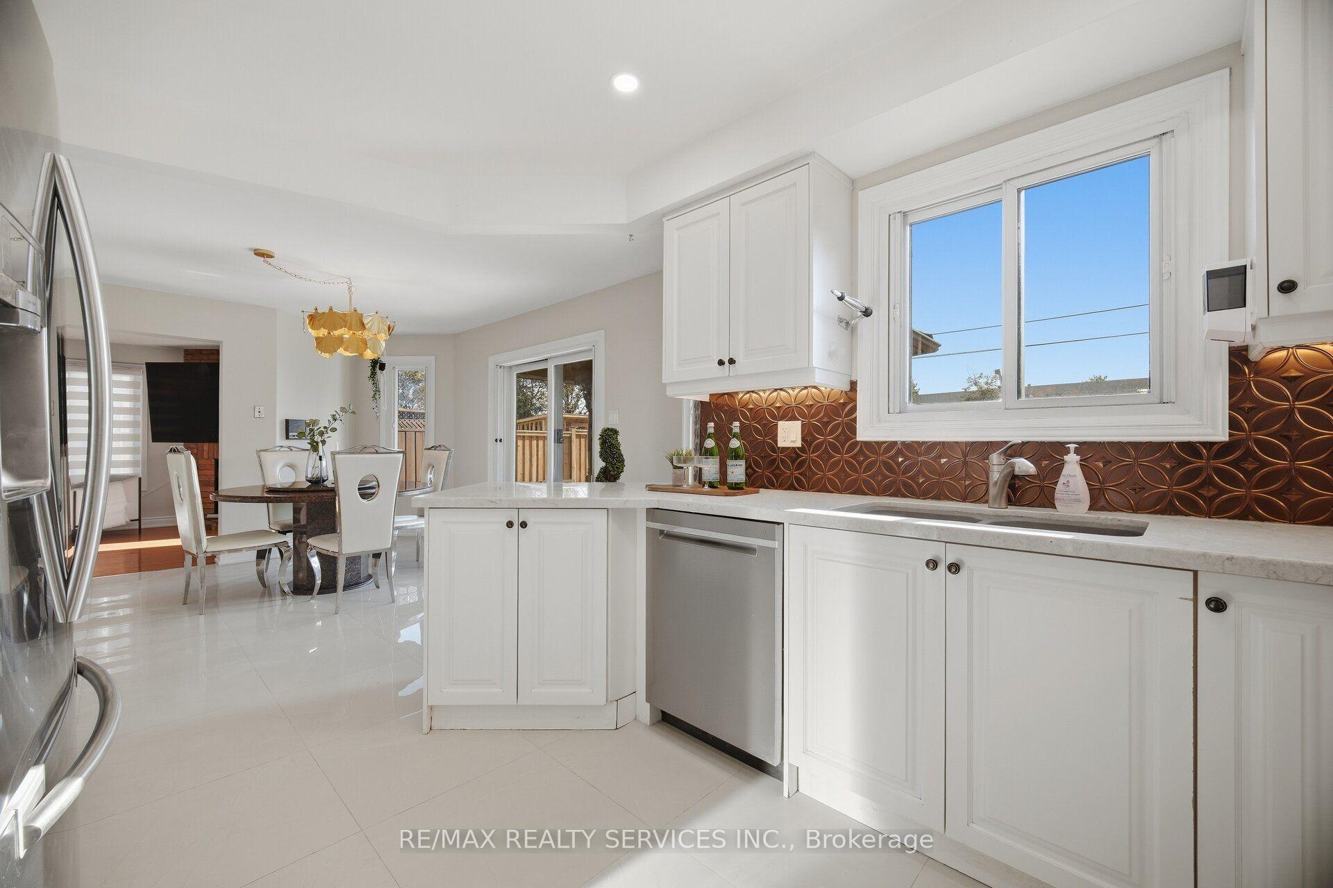 Photo 17 of 28 Corkett Drive, Brampton, Northwood Park — HOMEH