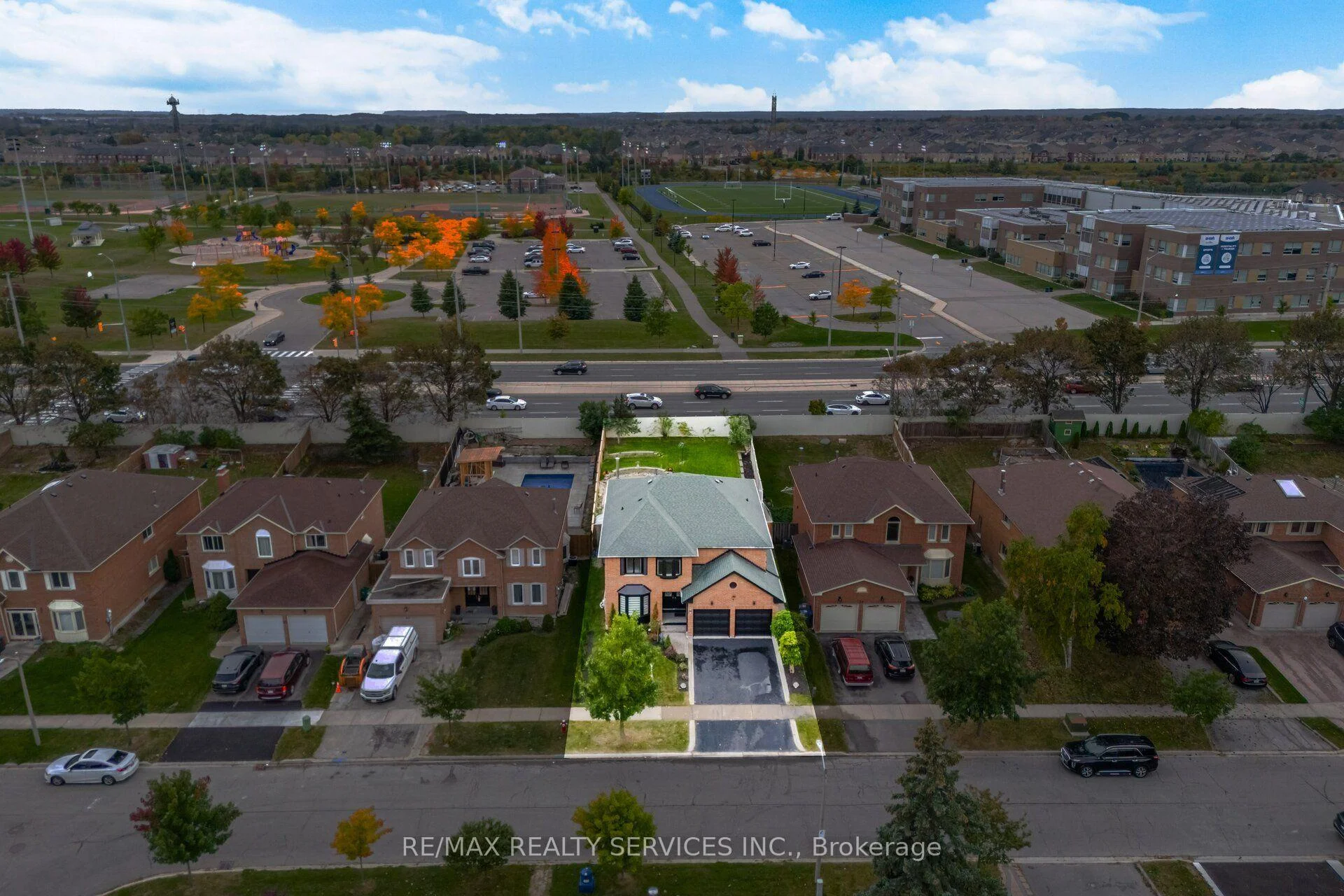 Photo 3 of 28 Corkett Drive, Brampton, Northwood Park — HOMEH