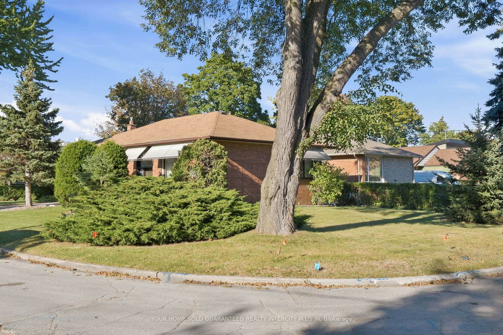 Photo 2 of 14 Tyler Place, Etobicoke, Kingsview Village-The Westway — HOMEH