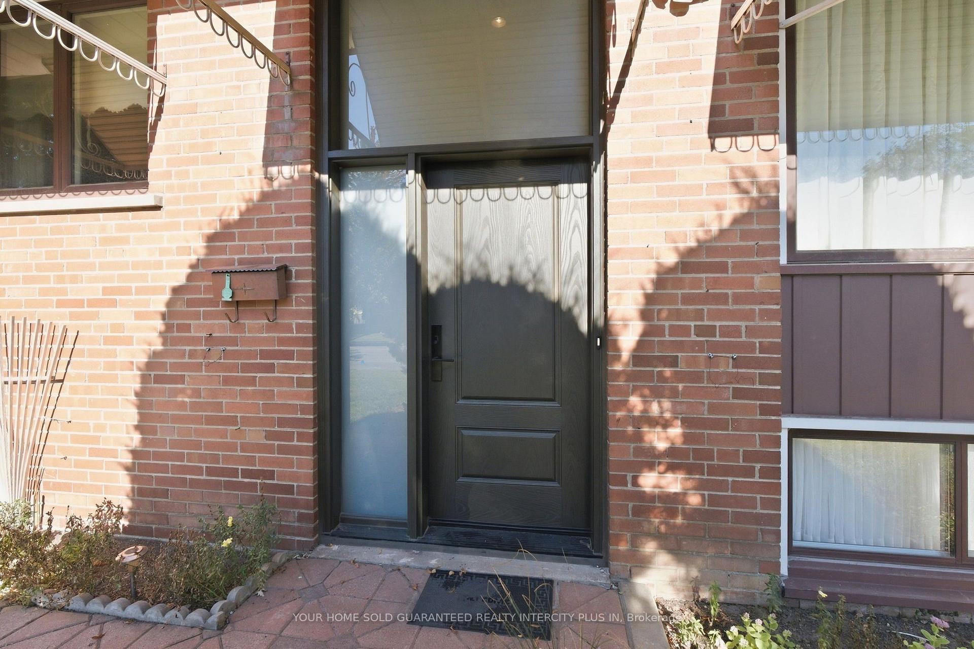Photo 4 of 14 Tyler Place, Etobicoke, Kingsview Village-The Westway — HOMEH
