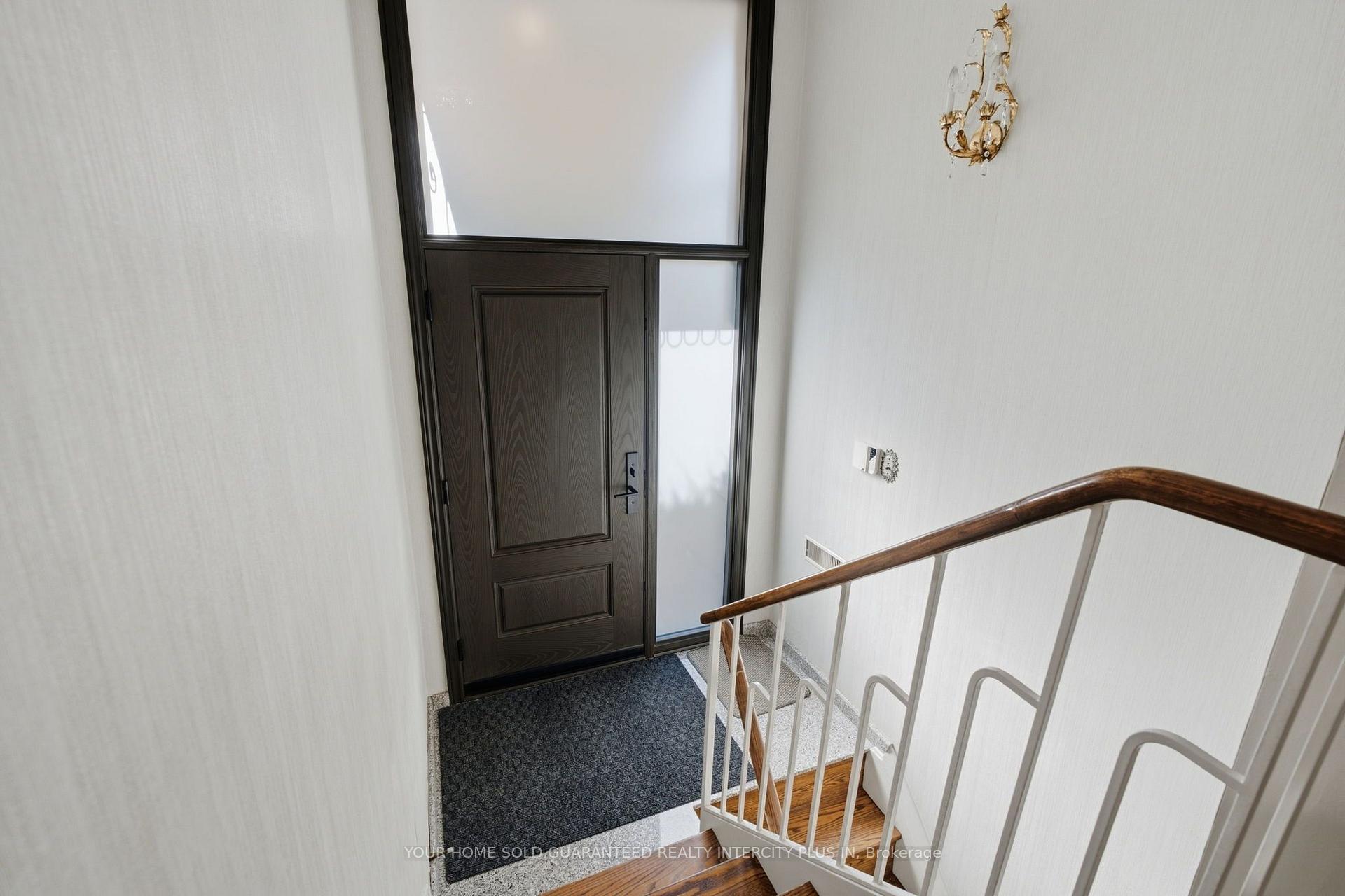 Photo 5 of 14 Tyler Place, Etobicoke, Kingsview Village-The Westway — HOMEH