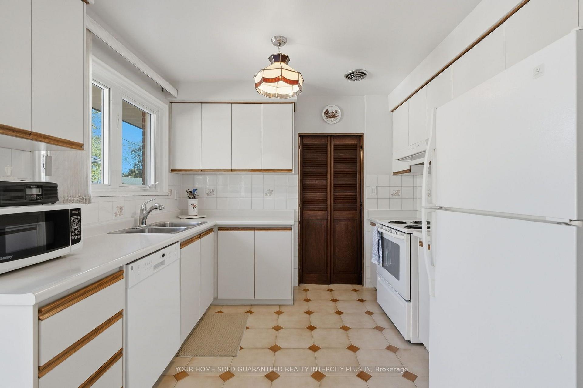 Photo 12 of 14 Tyler Place, Etobicoke, Kingsview Village-The Westway — HOMEH