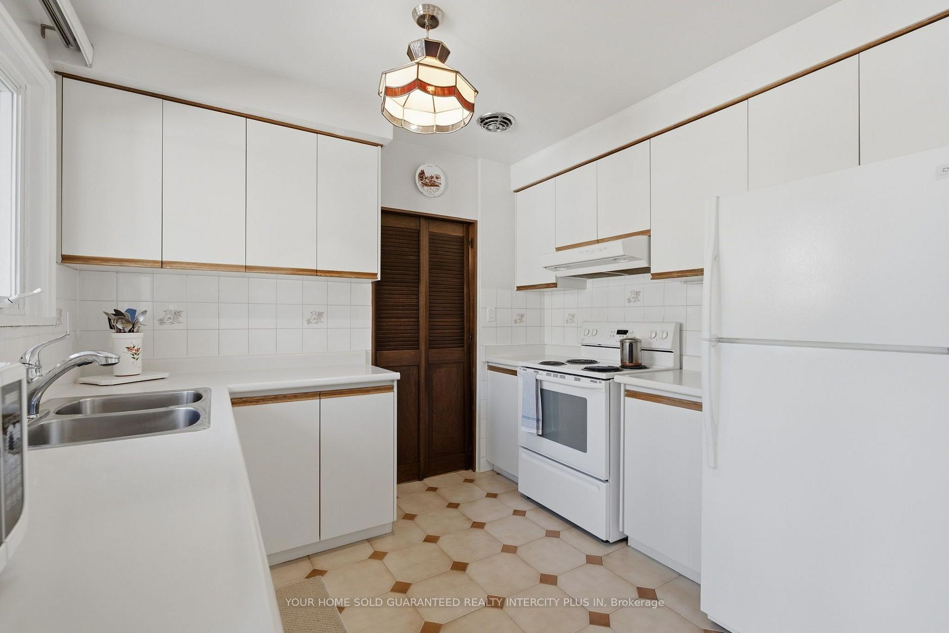 Photo 13 of 14 Tyler Place, Etobicoke, Kingsview Village-The Westway — HOMEH