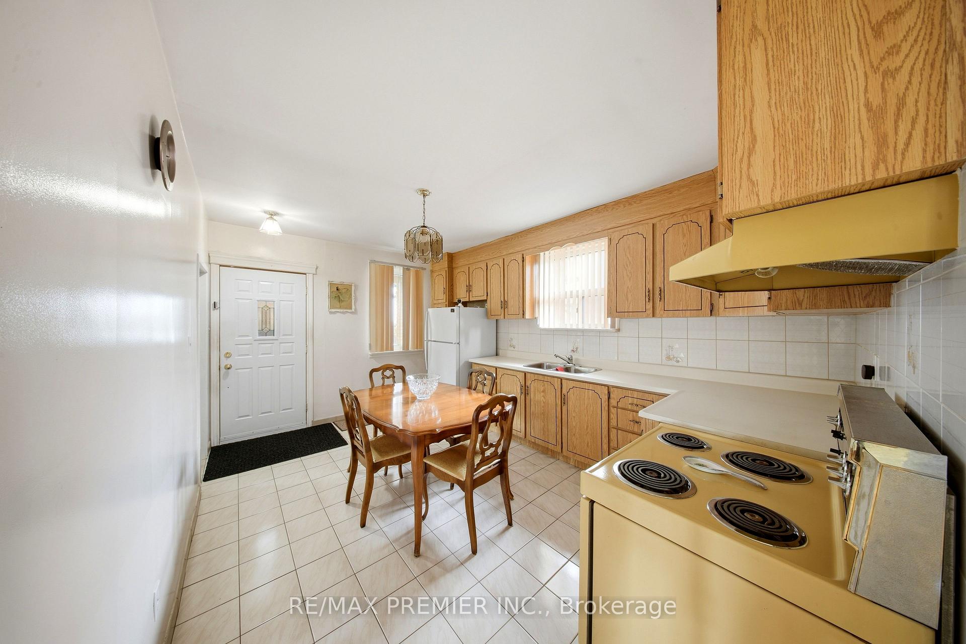 Photo 4 of 1 Mayo Drive, North York, Rustic — HOMEH