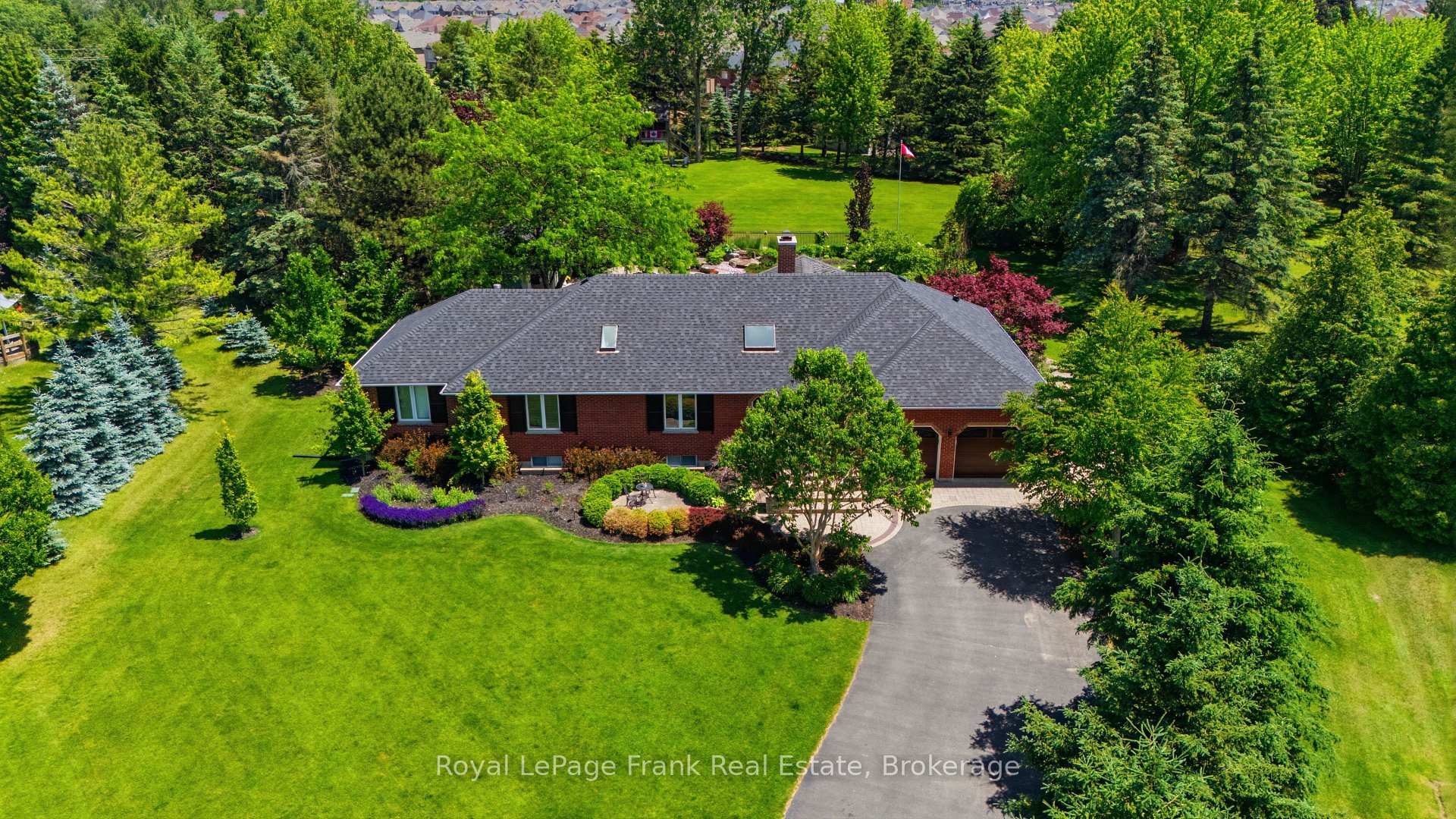 Photo 2 of 5 Craig Court, Clarington, Bowmanville — HOMEH