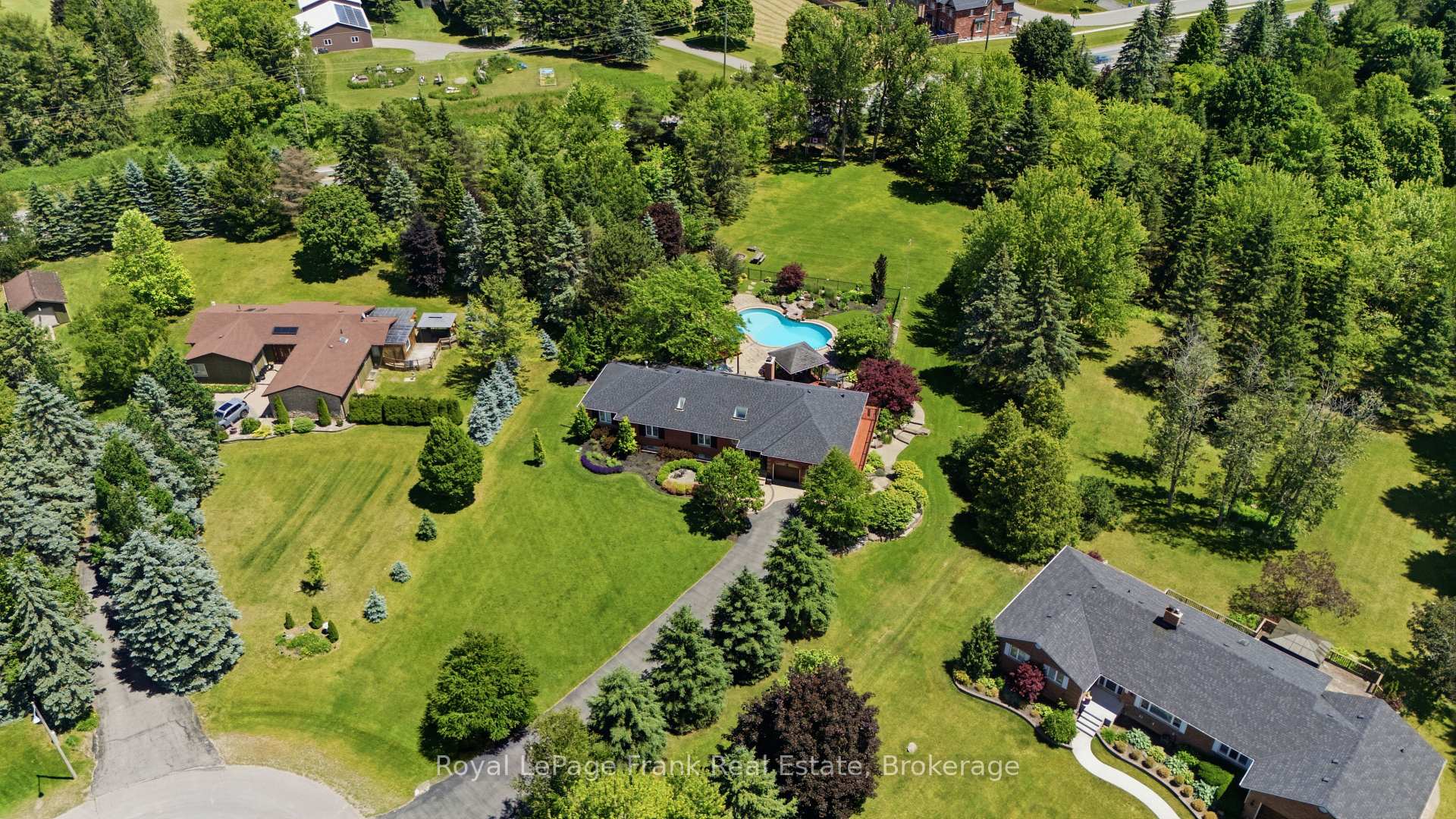 Photo 3 of 5 Craig Court, Clarington, Bowmanville — HOMEH