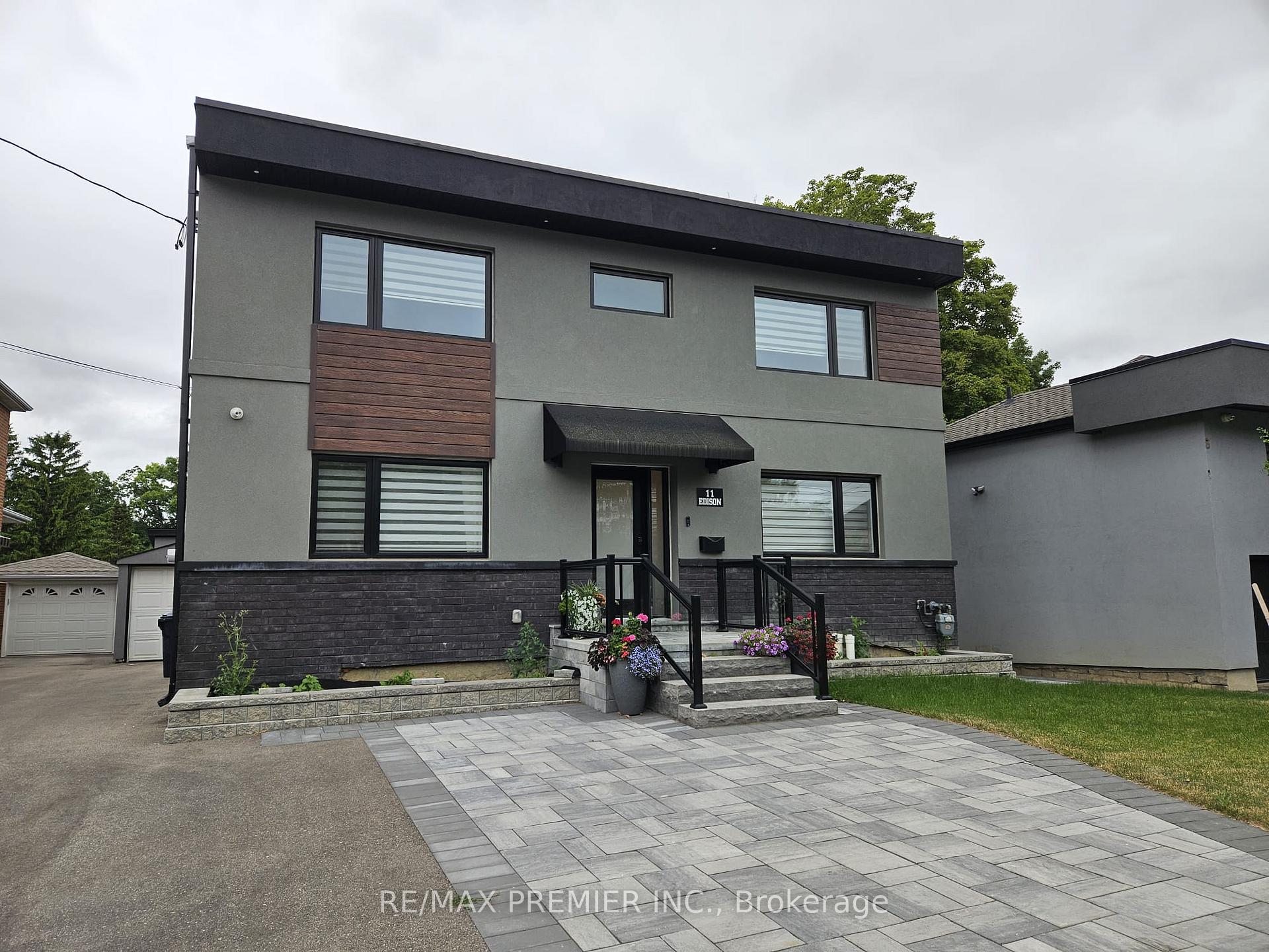 Photo 2 of 11 Edison Circle, North York, Maple Leaf — HOMEH