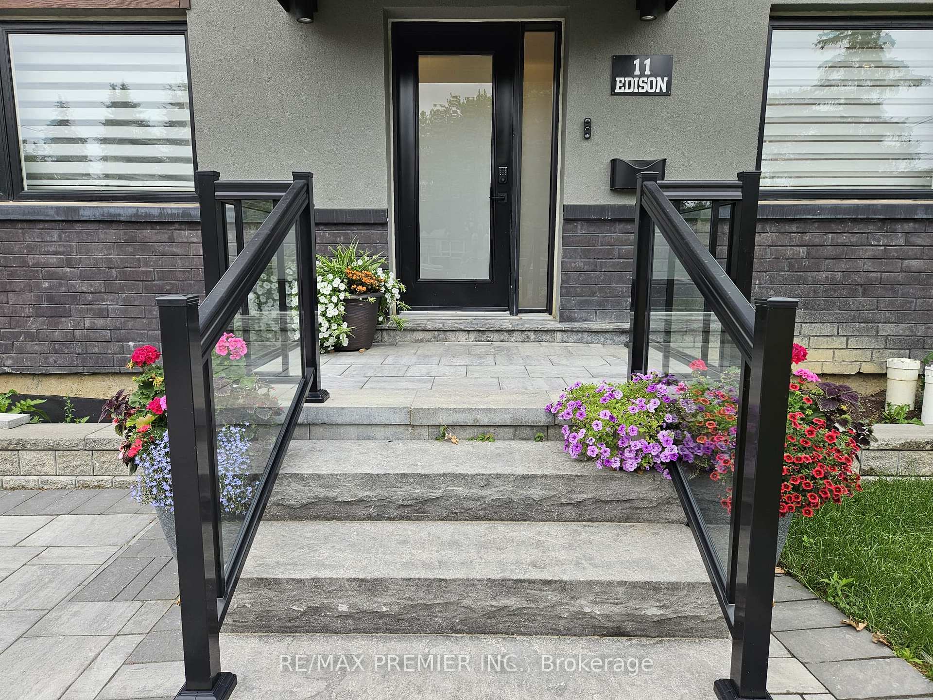 Photo 3 of 11 Edison Circle, North York, Maple Leaf — HOMEH