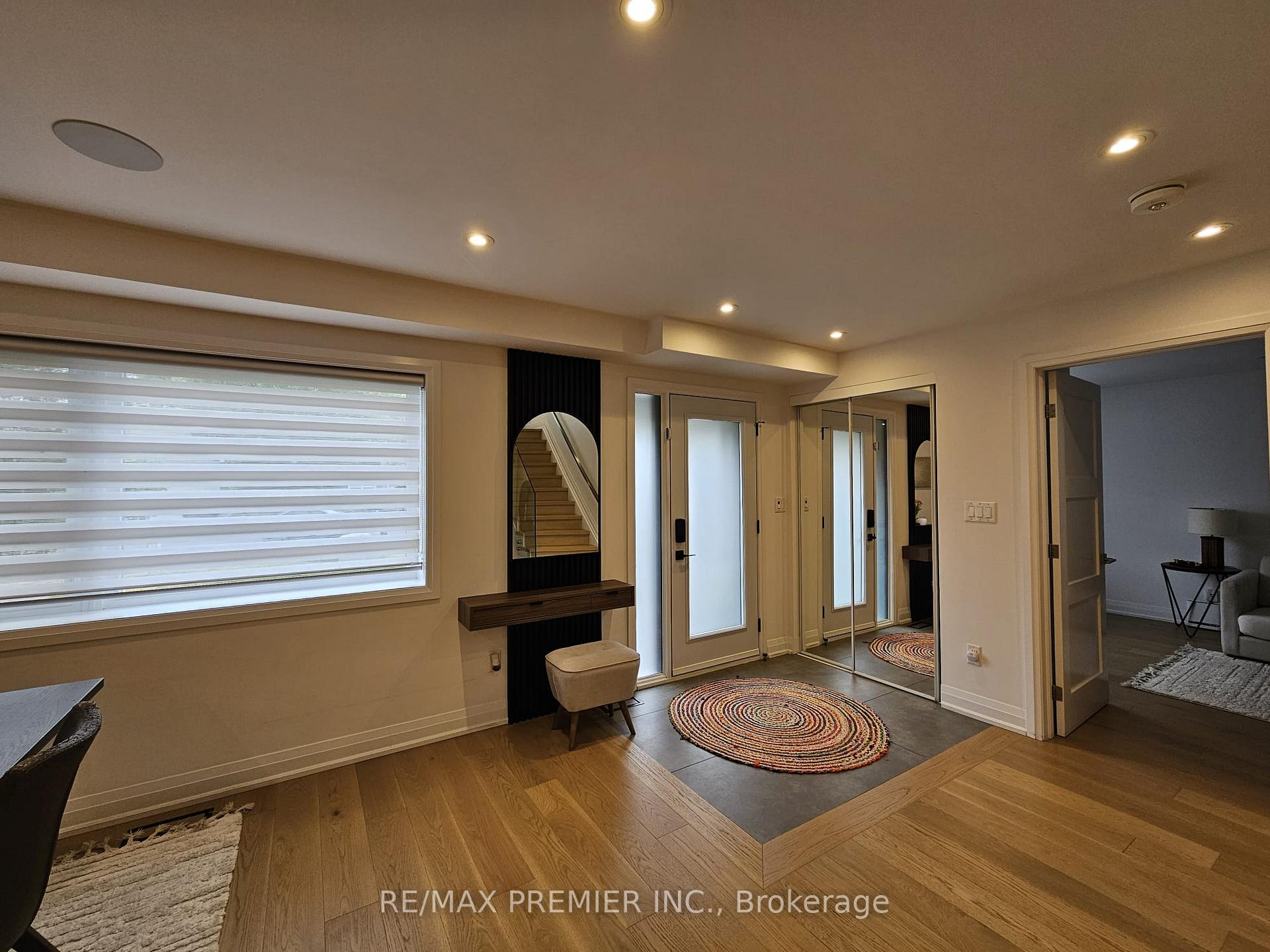 Photo 4 of 11 Edison Circle, North York, Maple Leaf — HOMEH