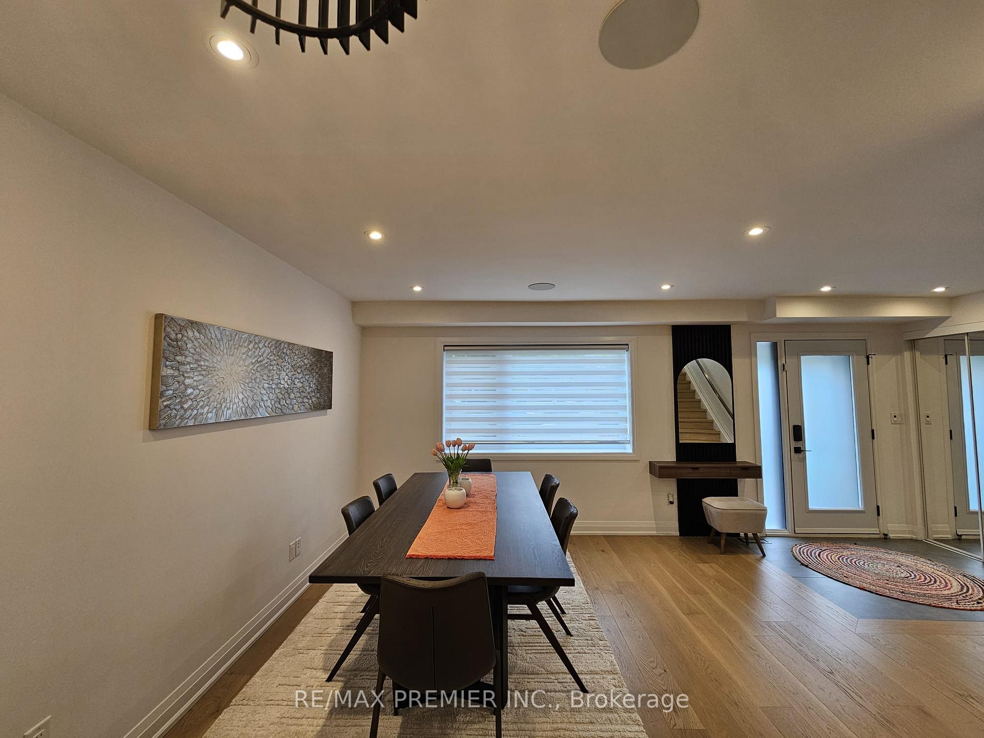 Photo 5 of 11 Edison Circle, North York, Maple Leaf — HOMEH