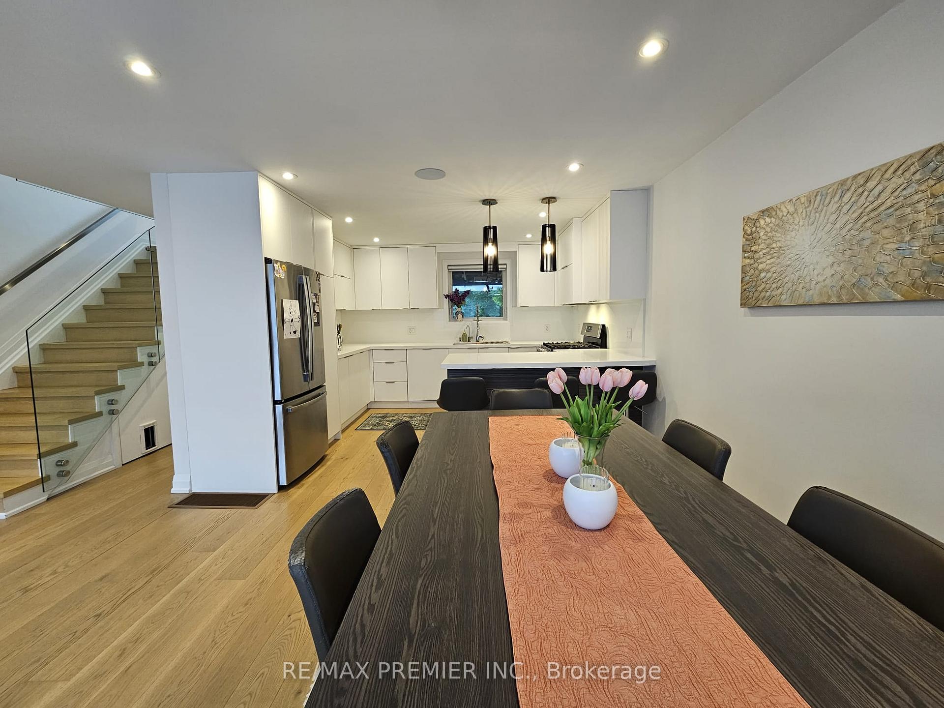 Photo 6 of 11 Edison Circle, North York, Maple Leaf — HOMEH