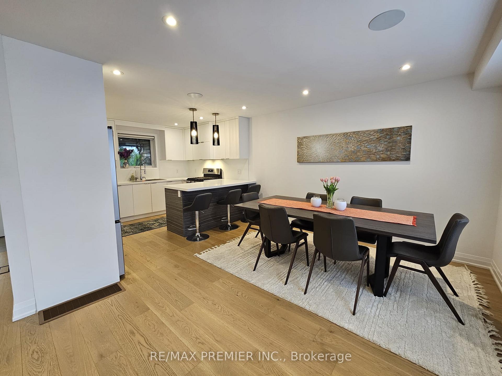 Photo 7 of 11 Edison Circle, North York, Maple Leaf — HOMEH