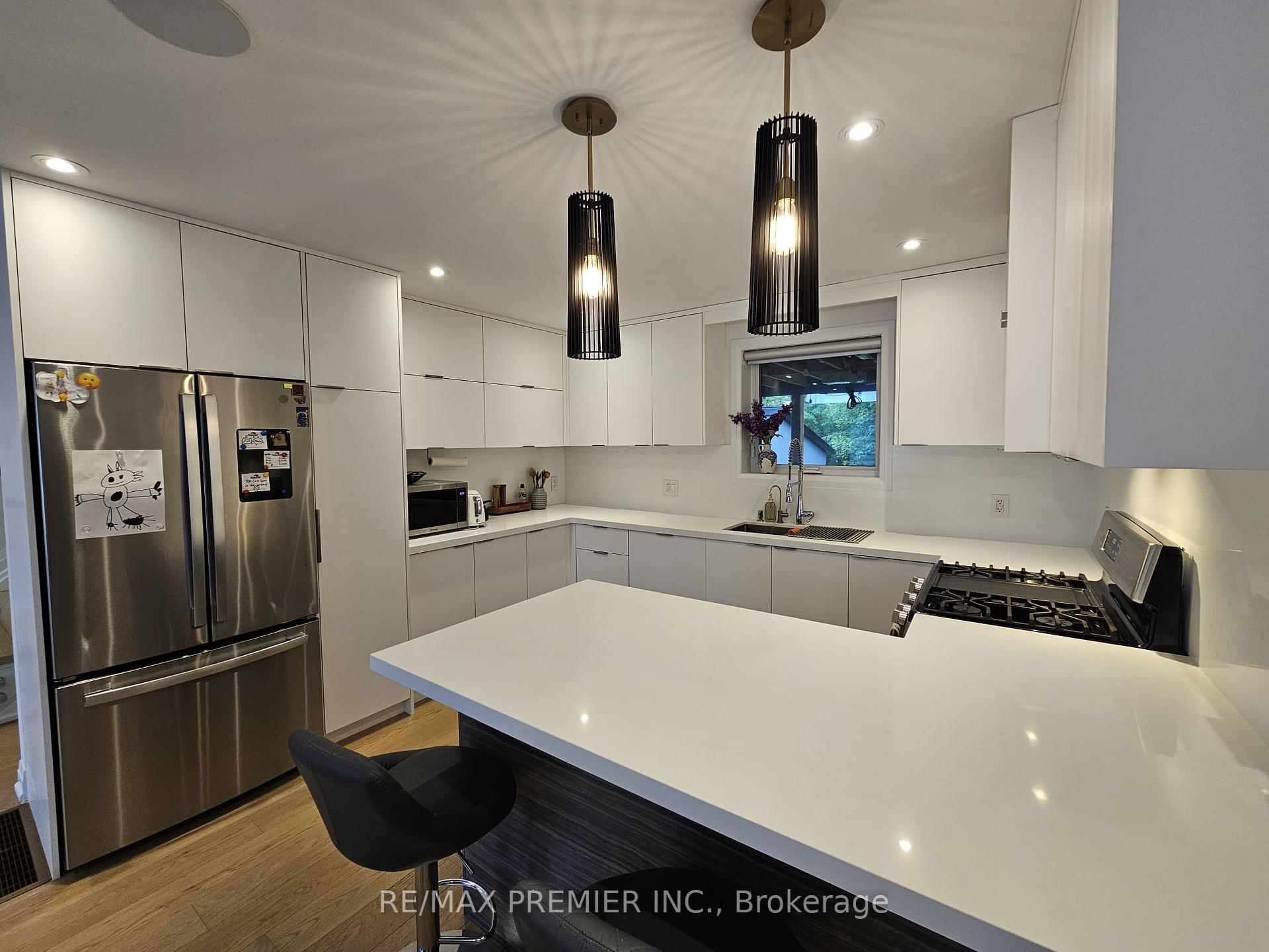 Photo 10 of 11 Edison Circle, North York, Maple Leaf — HOMEH