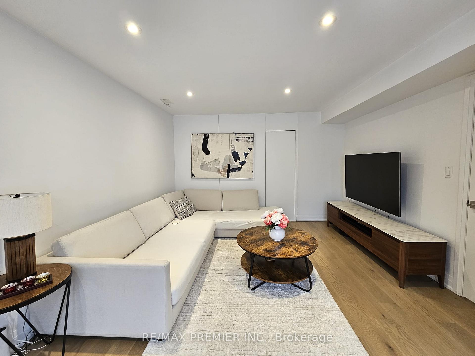 Photo 11 of 11 Edison Circle, North York, Maple Leaf — HOMEH
