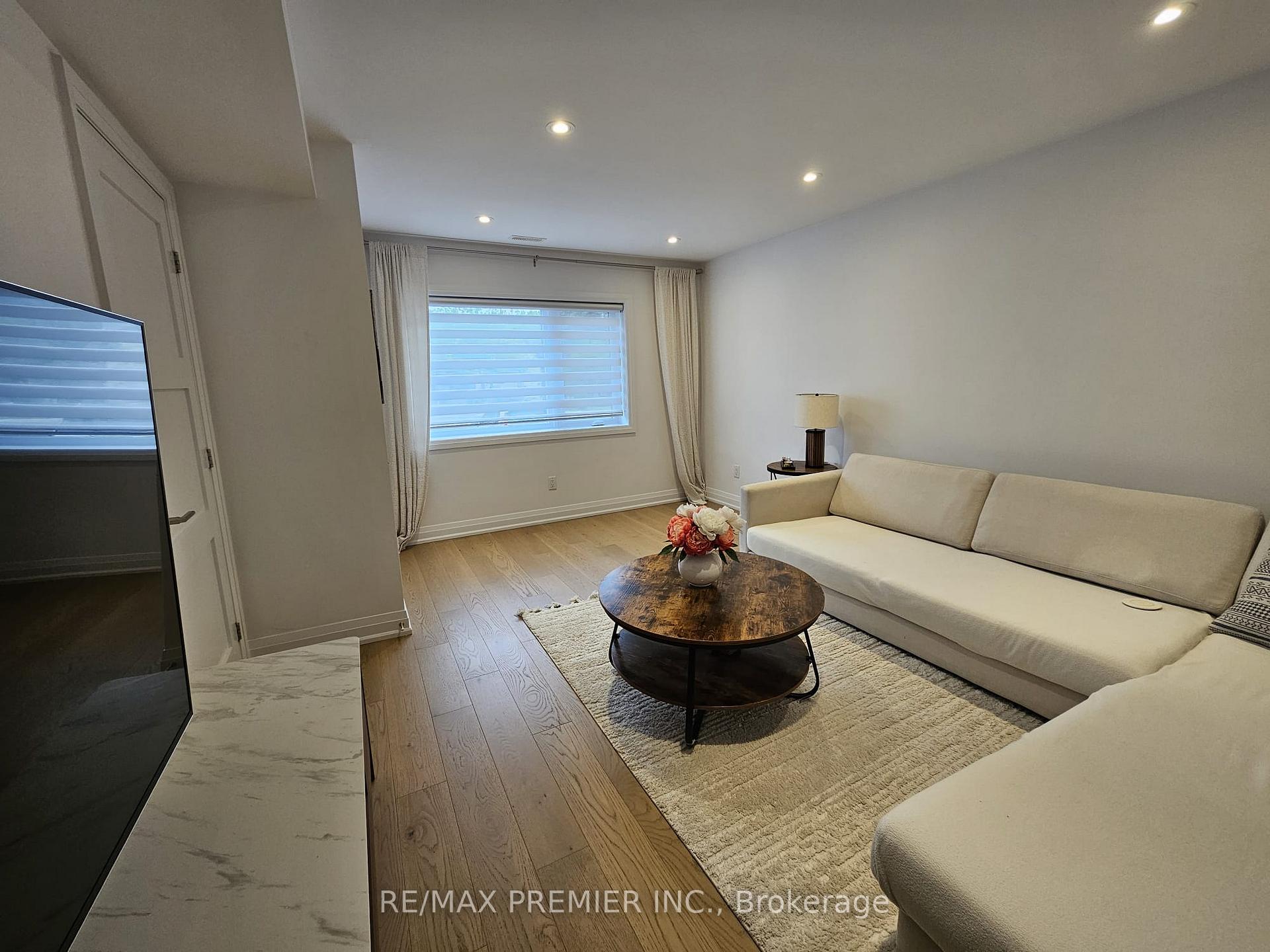 Photo 12 of 11 Edison Circle, North York, Maple Leaf — HOMEH