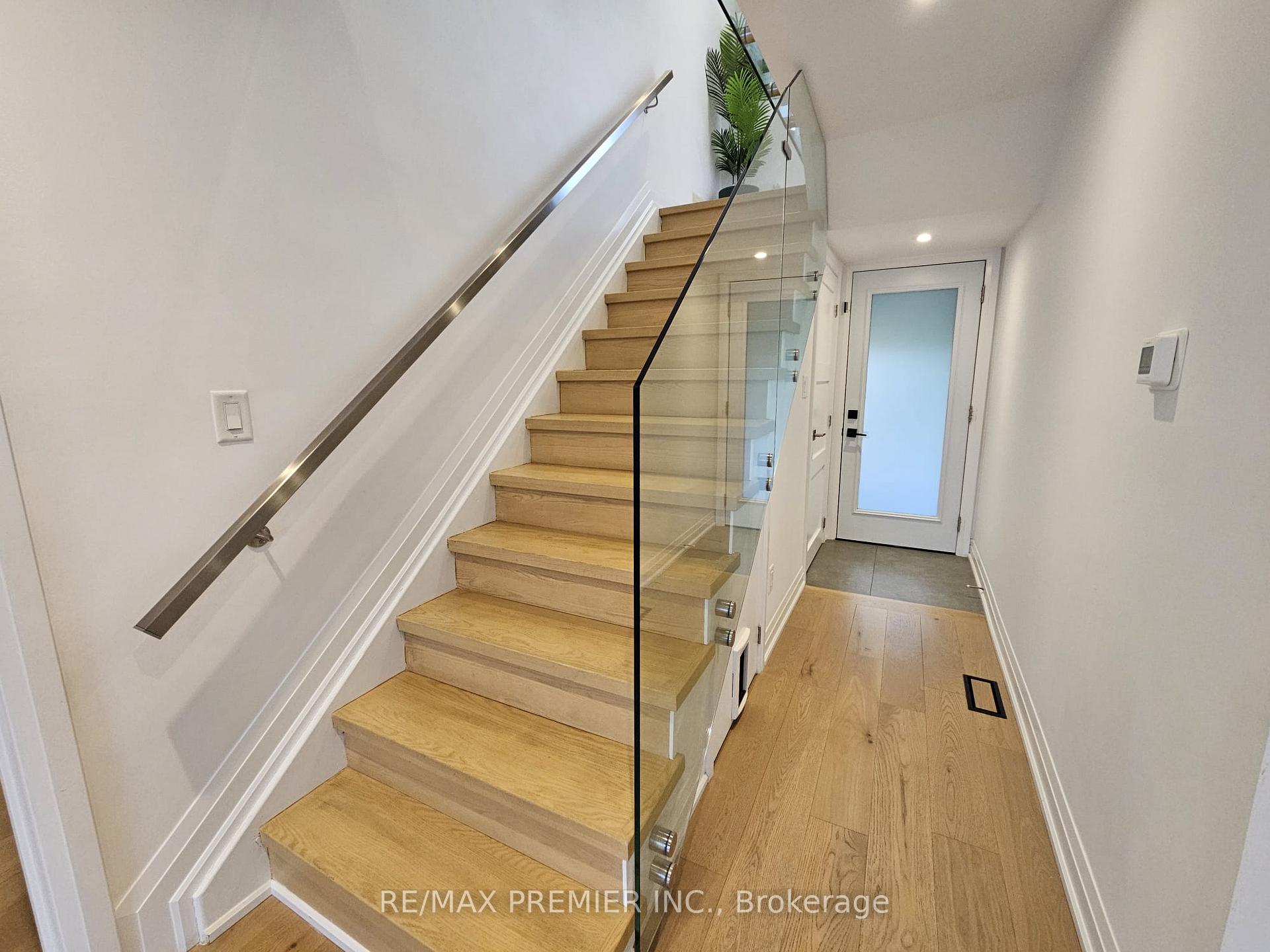 Photo 13 of 11 Edison Circle, North York, Maple Leaf — HOMEH