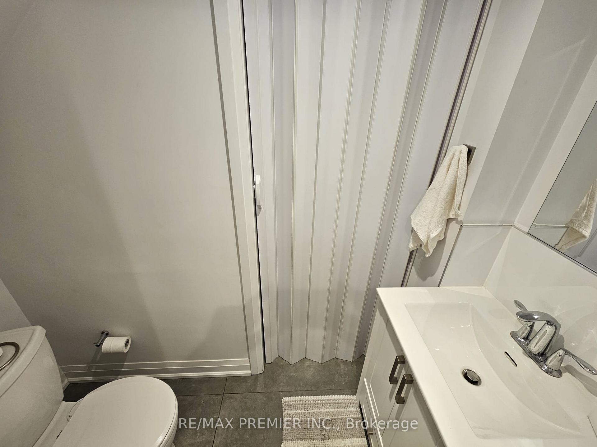 Photo 14 of 11 Edison Circle, North York, Maple Leaf — HOMEH