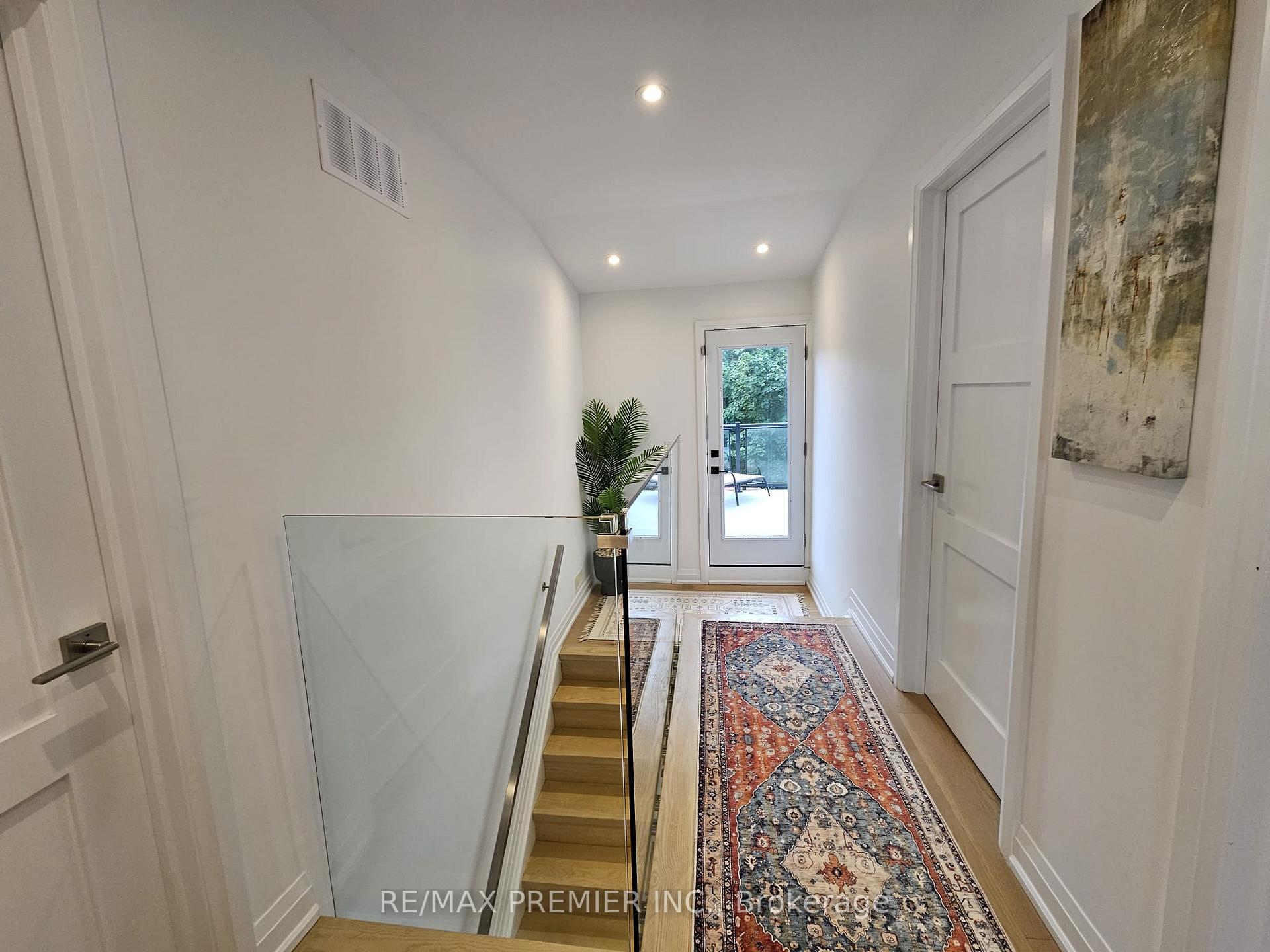 Photo 16 of 11 Edison Circle, North York, Maple Leaf — HOMEH