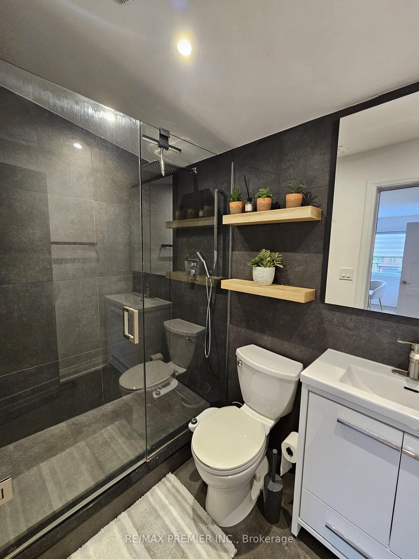 Photo 19 of 11 Edison Circle, North York, Maple Leaf — HOMEH