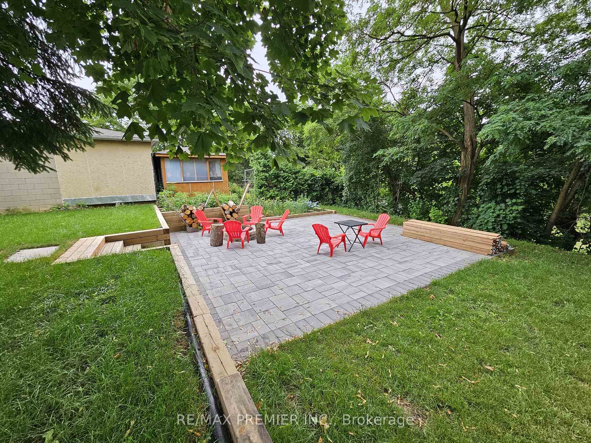 Photo 30 of 11 Edison Circle, North York, Maple Leaf — HOMEH