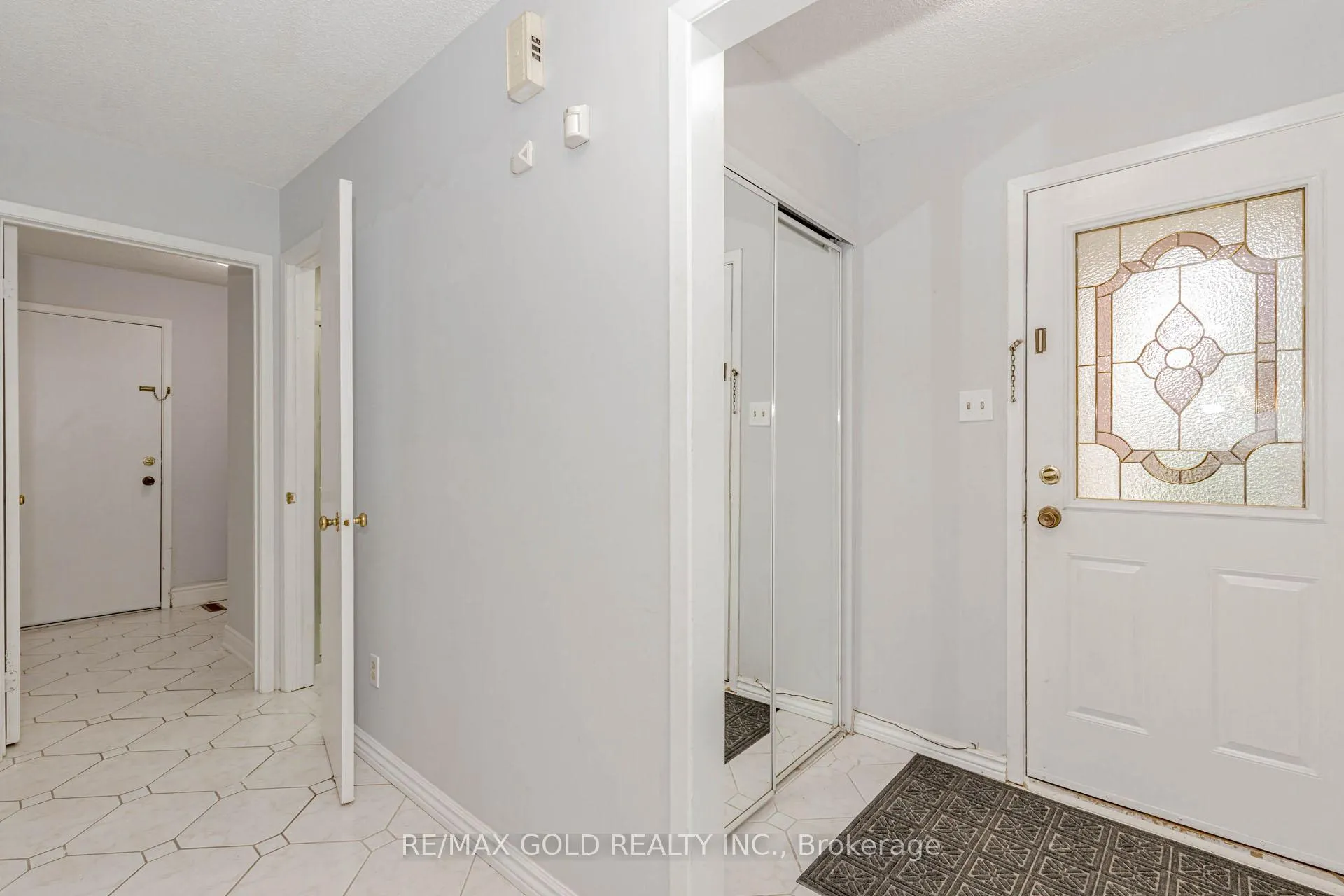 Photo 2 of 16 Polygon Court, Brampton, Heart Lake West — HOMEH
