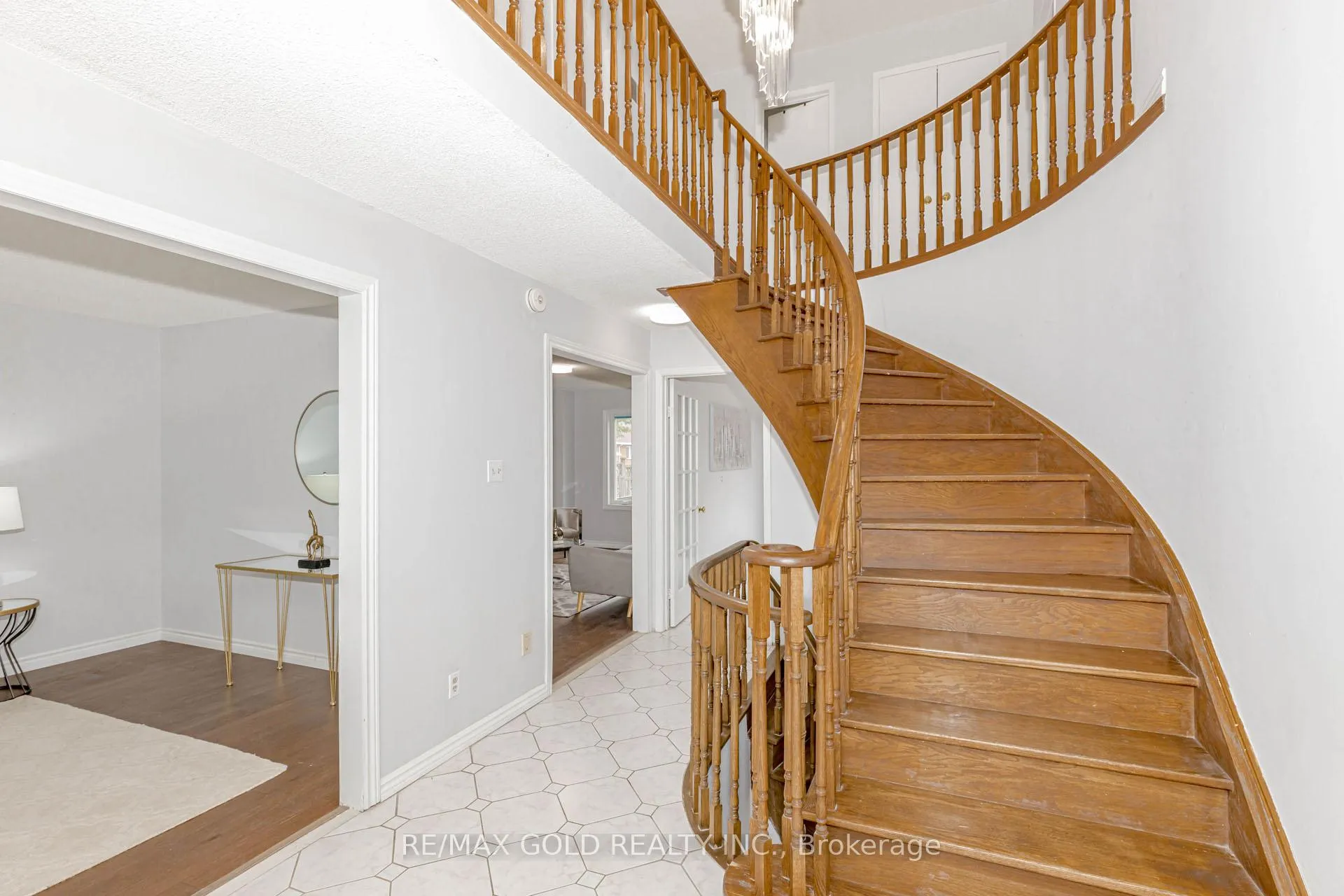 Photo 3 of 16 Polygon Court, Brampton, Heart Lake West — HOMEH