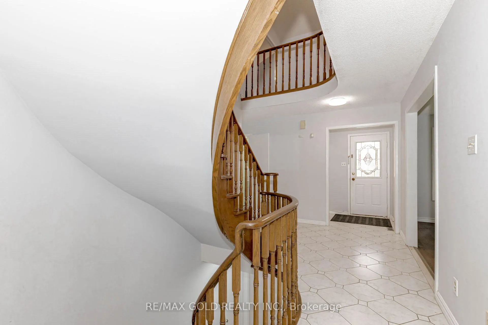 Photo 6 of 16 Polygon Court, Brampton, Heart Lake West — HOMEH