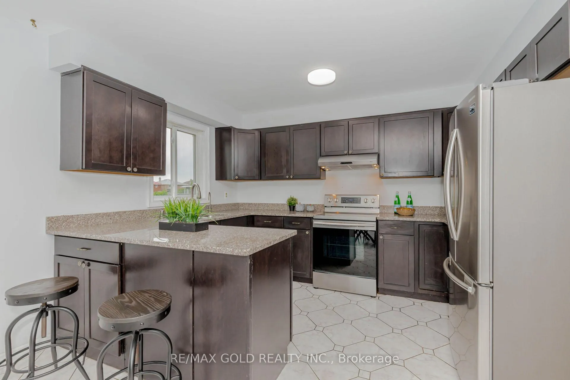 Photo 9 of 16 Polygon Court, Brampton, Heart Lake West — HOMEH